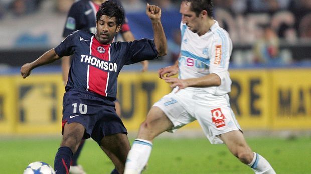 
                <strong>Vikash Dhorasoo</strong><br>
                Im Sommer 2005 kam Vikash Dhorasoo vom AC Milan zurück nach Frankreich. Wie schon Jahre zuvor in Lyon, so trug der offensive Mittelfeldspieler auch in Paris das Trikot mit der Nummer 10. Eine wirkliche Liebesgeschichte wurde es aber weder für PSG noch für Dhorasoo. Nur anderthalb Jahre nach seiner Verpflichtung löste der damals 32-Jährige seinen Vertrag wieder auf - es war Dhorasoos letzte Station in Frankreich.
              