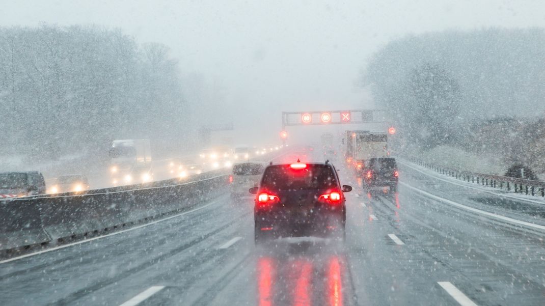 Schnee und Regen sowie Temperaturen um den Gefrierpunkt sorgen örtlich für Glättegefahr in den kommenden Tagen. (Symbolbild)