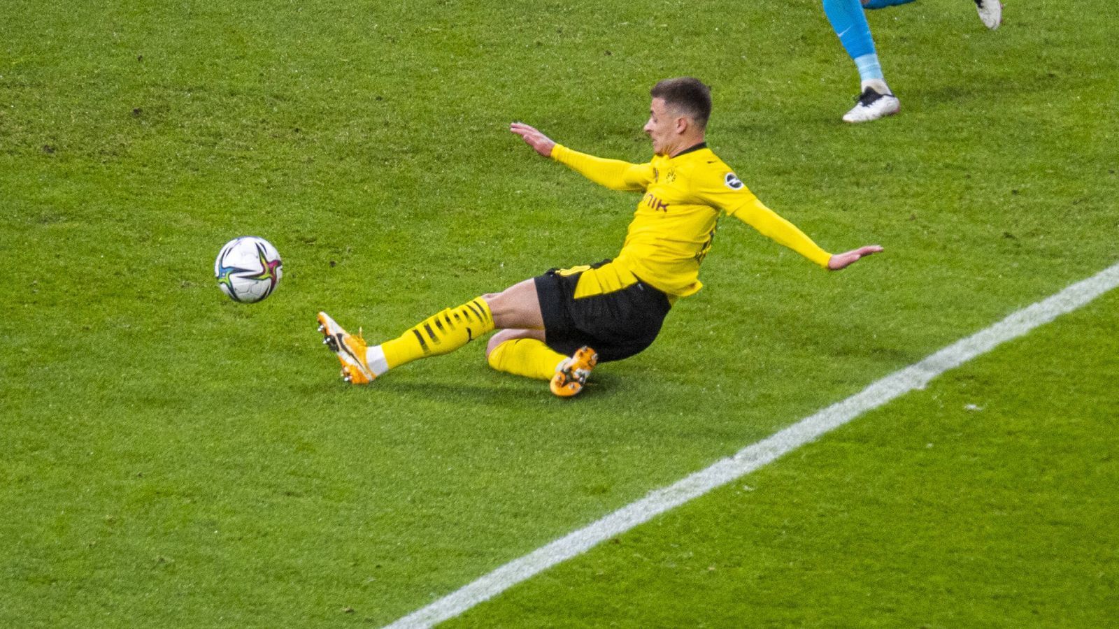 
                <strong>Platz 3 (geteilt): Thorgan Hazard (Borussia Dortmund)</strong><br>
                Auf dem Treppchen wird es eng, satte sechs Spieler teilen sich den dritten Rang im Ranking. Dazu gehört auch Thorgan Hazard, der in der Rückrunde unter Edin Terzic wenig spielte und auch Verletzungspech hatte. Nur 16 Bundesliga-Partien konnte Hazard bestreiten, sein Wert sank von 32 auf 27 Millionen, ein Minus von fünf Millionen also.
              