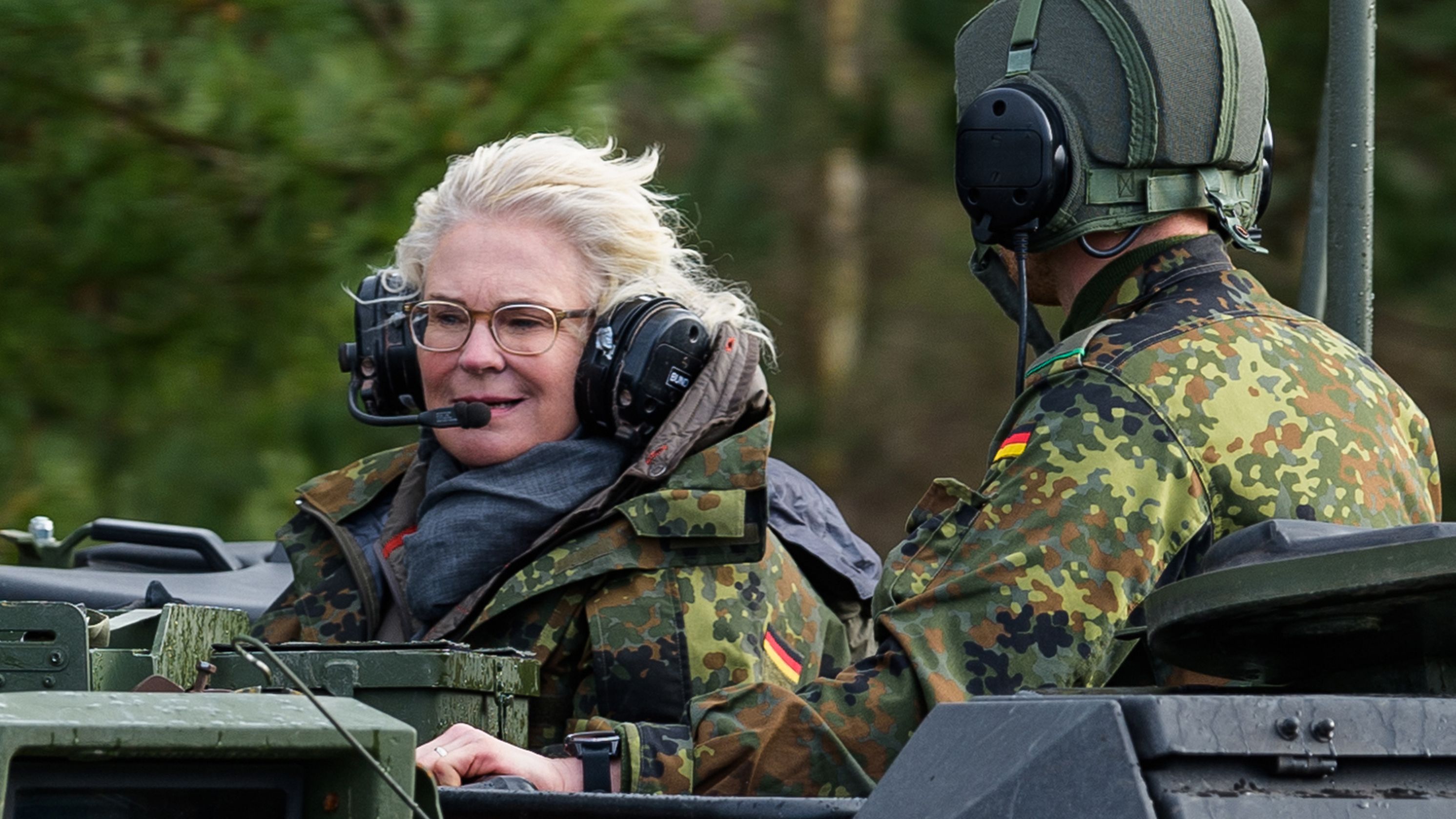 Lambrecht fährt bei ihrem Besuch der Panzerlehrbrigade 9 in einem Panzer mit.