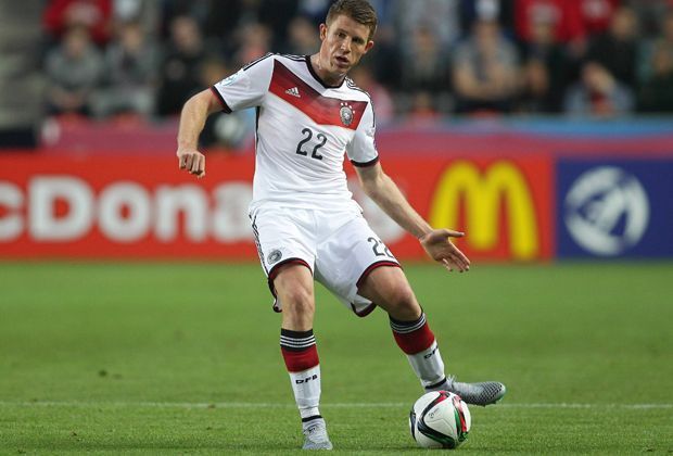 
                <strong>Abwehr: Dominique Heintz (1. FC Köln) - 1,5 Mio.</strong><br>
                Der U21-Nationalspieler galt in der vergangenen Saison als einer der besten Innenverteidiger der zweiten Bundesliga. Der "Effzeh" verpflichtet den 21-Jährigen zur neuen Saison für 1,5 Millionen Euro aus Kaiserslautern.
              