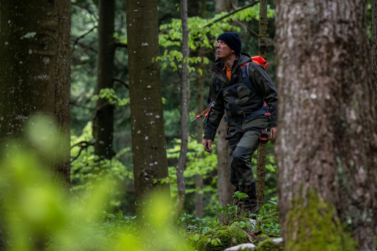 Schlechtes Wetter gibt's beim Survival-Trip nicht, nur schlechte Kleidung. Nimm dir darum ausreichend Klamotten mit, die den klimatischen Bedingungen entsprechen. Weder eine Unterkühlung noch einen Sonnenstich solltest du riskieren.