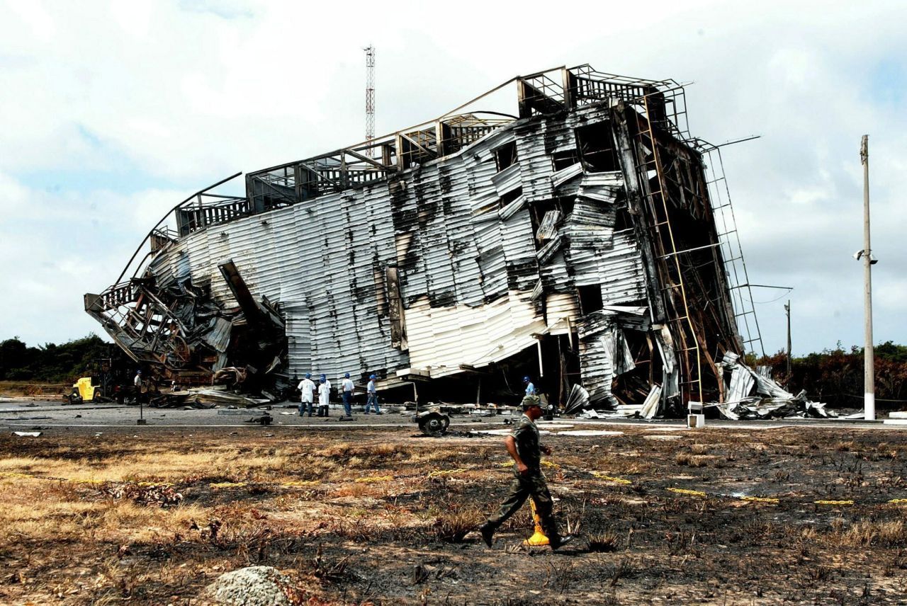 2003 beginnt ein Triebwerk einer auf der Startrampe stehenden Rakete unerwartete zu feuern. Die Wucht der anschließenden Explosion stößt den Start-Turm um, der umgebende Dschungel fängt Feuer, 21 Menschen sterben. Es ist das tödlichste Unglück der brasilianischen Raumfahrt.