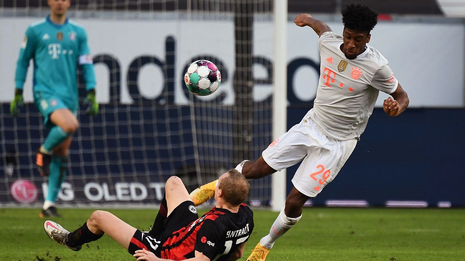 
                <strong>Kingsley Coman</strong><br>
                Der Franzose scheitert in der 40. Minute an Eintracht-Torwart Trapp. Coman tauscht mit Sane immer wieder die Seiten, kann sich gegen das Abwehr-Bollwerk der Eintracht nur selten entscheidend durchsetzen. Wird in der 82. Minute von Hernandez ersetzt. ran-Note: 4
              