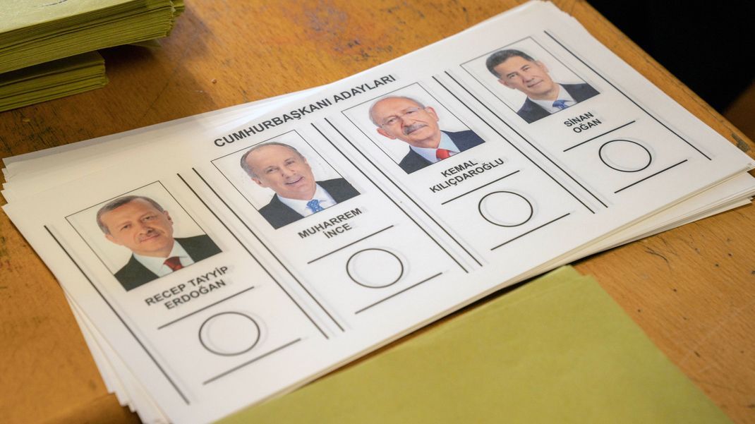 Istanbul: In einem Wahllokal liegen Stimmzettel für die Präsidentschaftswahlen mit den Namen von Recep Tayyip Erdogan, Muharrem Ince, Kemal Kilicdaroglu und Sinan Ogan.