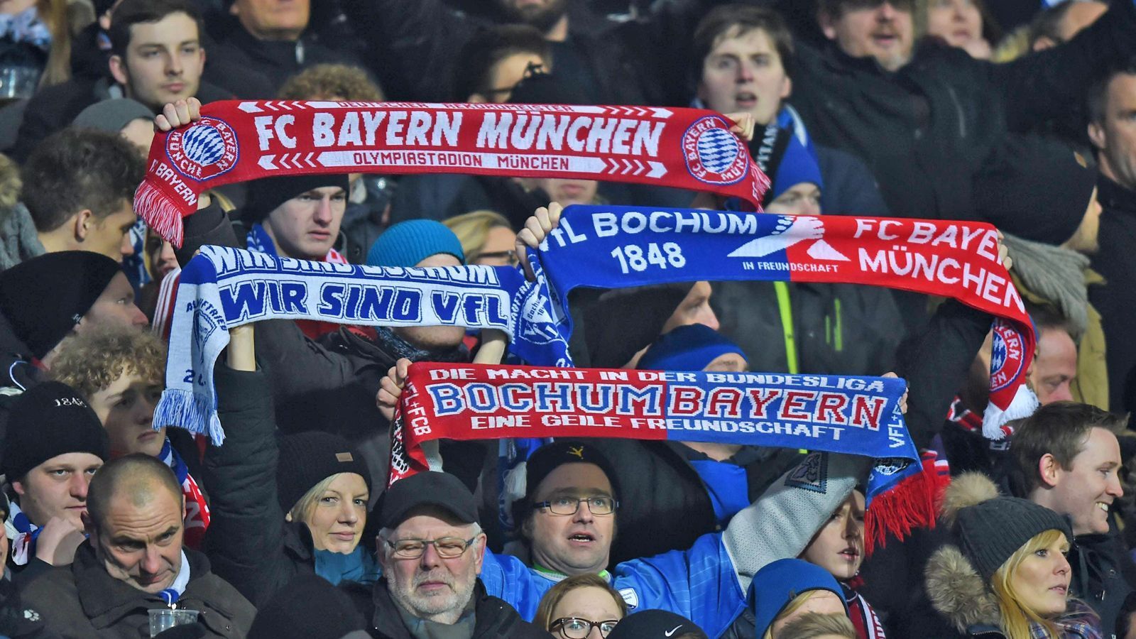 
                <strong>FC Bayern München & VfL Bochum</strong><br>
                Der Rekordmeister hat eine enge Fanfreundschaft im Ruhrgebiet – und zwar mit dem VfL Bochum. Entstanden ist dieses Bündnis wohl im Jahr 1972. Damals sollen Bayern-Fans in Bochum von VfL-Fans verfolgt worden sein. Der Fanclub "Bochumer Jungs" soll daraufhin eingegriffen und die Münchner Fans auf ein paar Bier mit in eine Kneipe genommen haben. Die Bindung bekam 2004 allerdings einen Bruch, als der Rekordmeister VfL-Stürmer Vahid Hashemian verpflichtete. Die Wogen sind aber längst wieder geglättet. Denn wie sang schon Franz Beckenbauer: "Gute Freunde kann niemand trennen!"
              