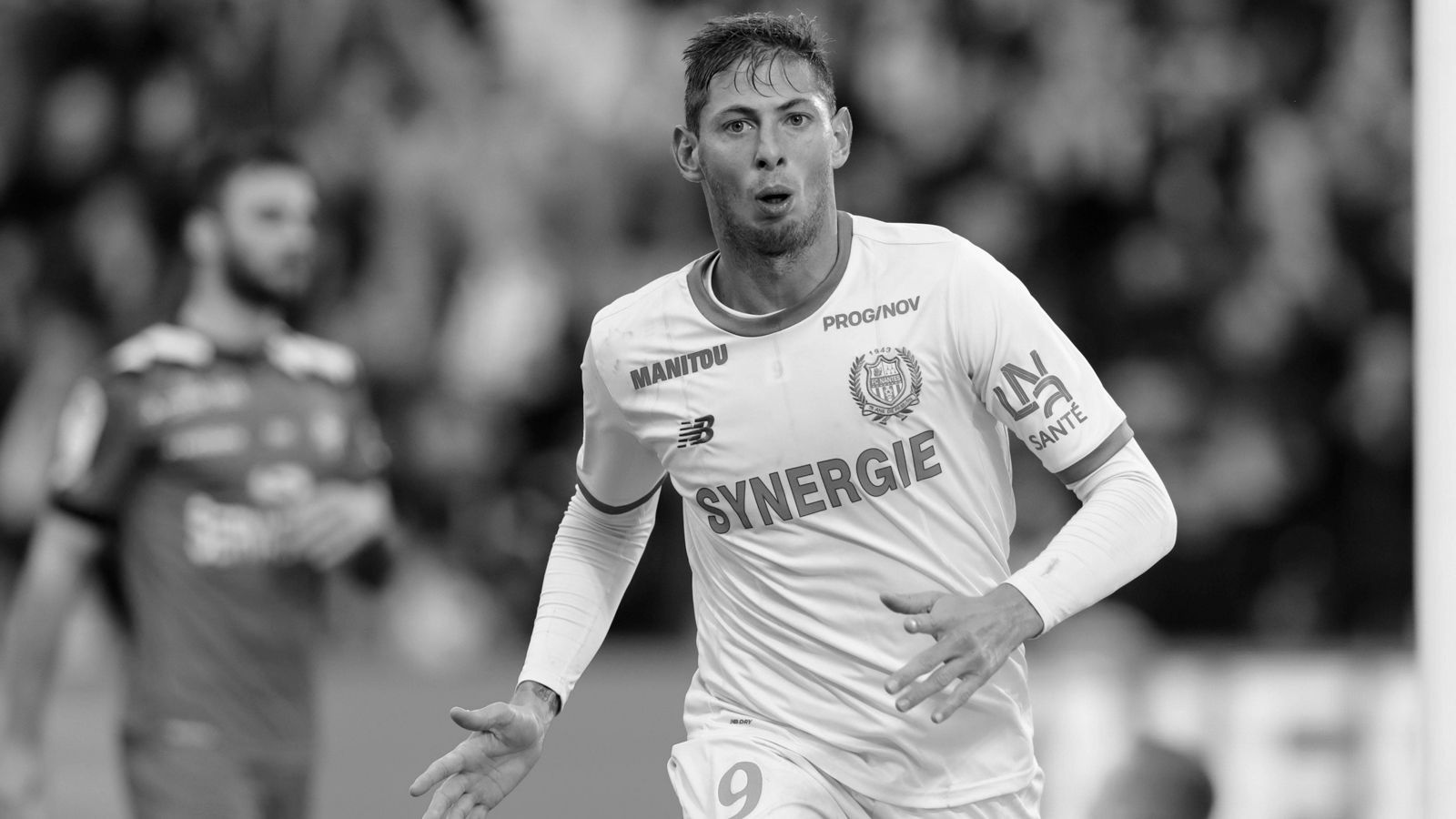 <strong>Emiliano Sala</strong><br>Im Januar 2019 endete das Leben von Stürmer Emiliano Sala auf tragische Weise im Alter von nur 28 Jahren. Er stürzte mit dem Flugzeug über dem Ärmelkanal ab, wo er seinen Transfer zum damaligen Premier-League-Klub Cardiff City vollziehen wollte. Spätere Untersuchungen ergaben, dass der Pilot keine gültige Fluglizenz besaß und das Flugzeug in unzureichendem Zustand war.