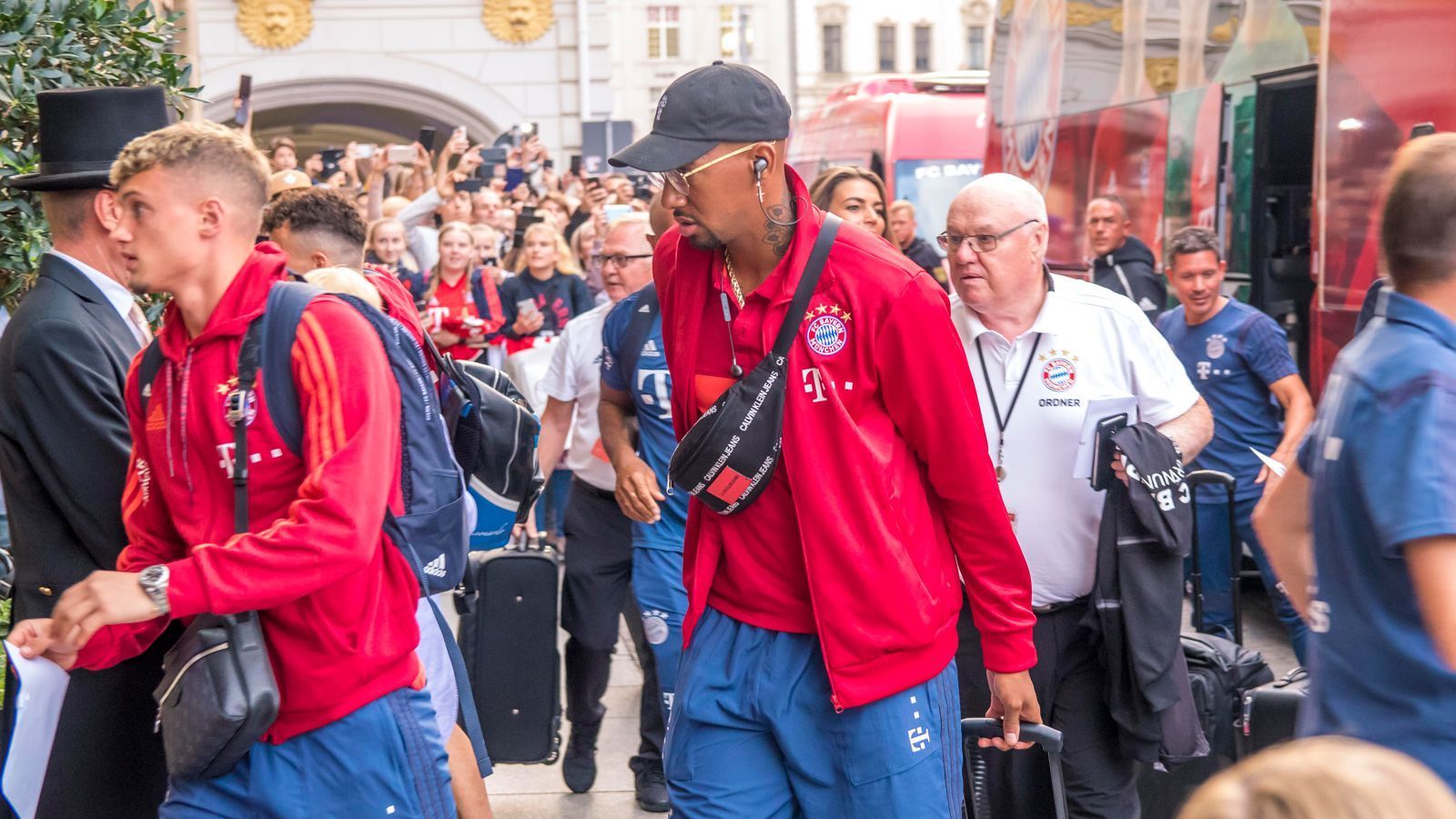 
                <strong>2020: Jerome Boateng und die Bayern-Führung: Besuch beim Sohn trotz Corona-Ausgangssperre </strong><br>
                … denn in der anfänglichen Hochphase der Coronavirus-Pandemie hatte Boateng gegen die Ausgangs-Beschränkungen des Vereins verstoßen: Der Verteidiger wurde von den Münchnern mit einer Geldstrafe belegt, weil er seinen Sohn in Sachsen besucht hatte. Er wisse, "dass es sicherlich ein Fehler war, den Verein nicht über meine Fahrt zu informieren", sagte der Weltmeister von 2014 der "Bild" - reagierte aber auch mit Unverständnis. "In dem Moment hatte ich nur meinem Sohn in Kopf. Ihm ging es gesundheitlich nicht gut. Wenn ein Sohn seinen Vater ruft, dann fahre ich natürlich noch los, egal zu welcher Uhrzeit", sagte Boateng. "Für ihn nehme ich jede Strafe in Kauf, das ist schließlich mein Sohn. Ich möchte den Vater sehen, der in so einem Moment nicht losfährt, um an der Seite seines vierjährigen Sohnes zu sein. Wenn es dafür eine Strafe gibt, dann Respekt. Ich finde das traurig", rechtfertigte Boateng sein Handeln und konnte die Strafe des Vereins in diesem Moment nicht nachvollziehen.  
              