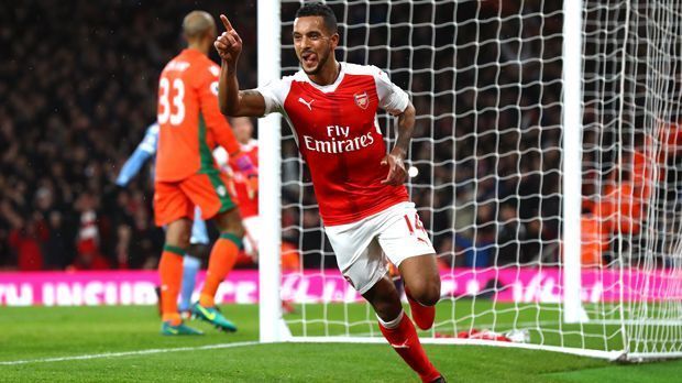 
                <strong>Theo Walcott</strong><br>
                Theo Walcott: Vor bereits elf Jahren entdeckte Wenger den damals erst 16-jährigen Walcott beim damaligen Zweitligisten Southampton und war vom Flügelspieler so begeistert, dass er wohl über 10,5 Millionen Euro Ablöse für das Ausnahmetalent bot. Nach mittlerweile 371 Pflichtspielen für Arsenal (99 Tore) kann man mit großer Sicherheit sagen, dass sich diese riskante Investition in den pfeilschnellen Offensivmann bezahlt gemacht hat. Auf den ganz großen Titel wartet er aber nun schon elf Jahre lang. Denn bislang hat der 27-Jährige noch keine einzigen Meistertitel mit Arsenal feiern können, "nur" zwei Pokal-Siege. 
              