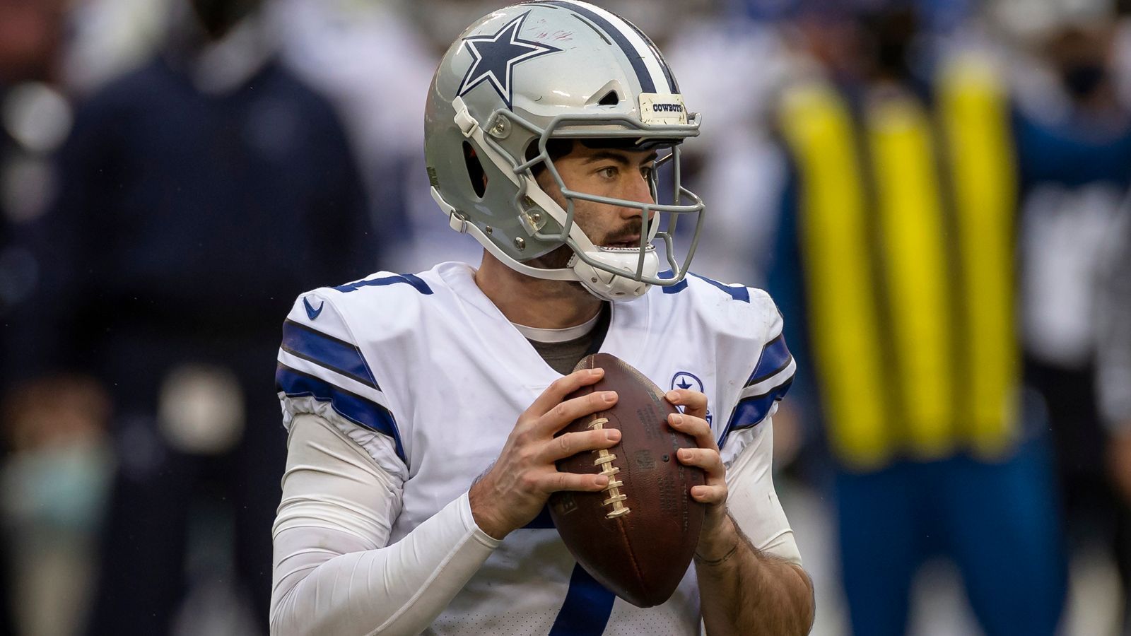 
                <strong>Plötzlich Starter: Ben DiNucci, der Rookie-Quarterback aus der dritten Reihe</strong><br>
                Ben DiNucci ist erst der sechste Quarterback-Siebtrundenpick in den letzten 15 Jahren, der es zu einem NFL-Einsatz gebracht hat. Am Sonntag wird er zudem der erste Quarterback-Siebtrundenpick seit Ryan Fitzpatrick 2005 sein, der sein Team – die Dallas Cowboys - als Starter auf das Feld führen wird. ran.de stellt den 23-Jährigen näher vor.
              