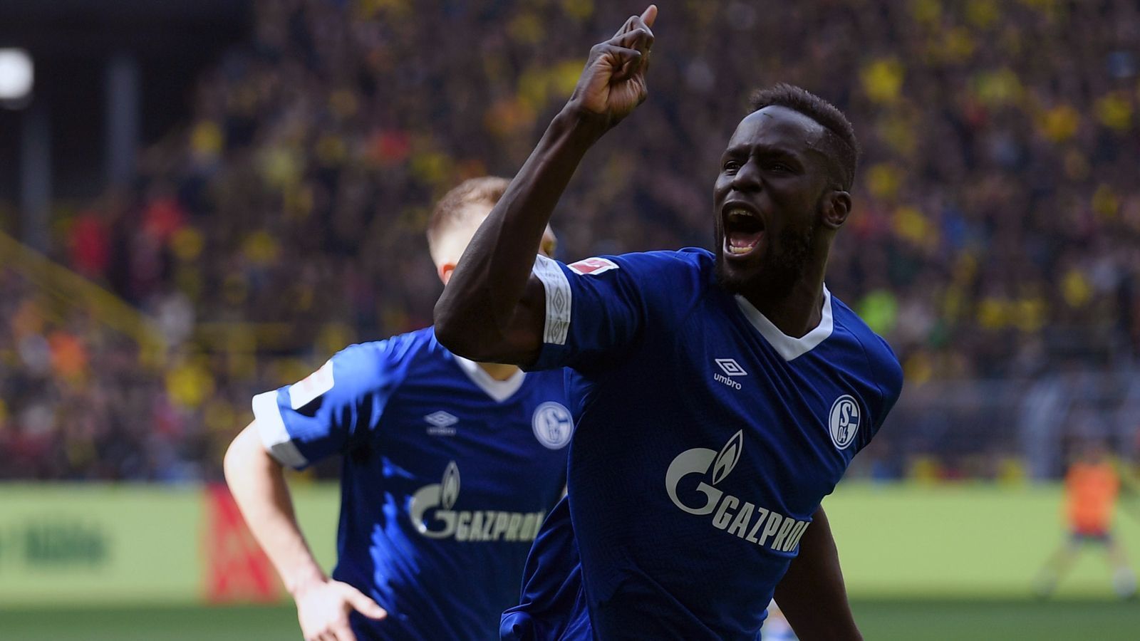 
                <strong>Salif Sane (FC Schalke 04)</strong><br>
                Ist in der 28. Minute per Kopf zur Stelle und nickt zum 2:1 ein, spielt dabei seine Größe von 1,96 Meter aus. Lässt ansonsten nicht viel anbrennen. ran-Note: 2
              