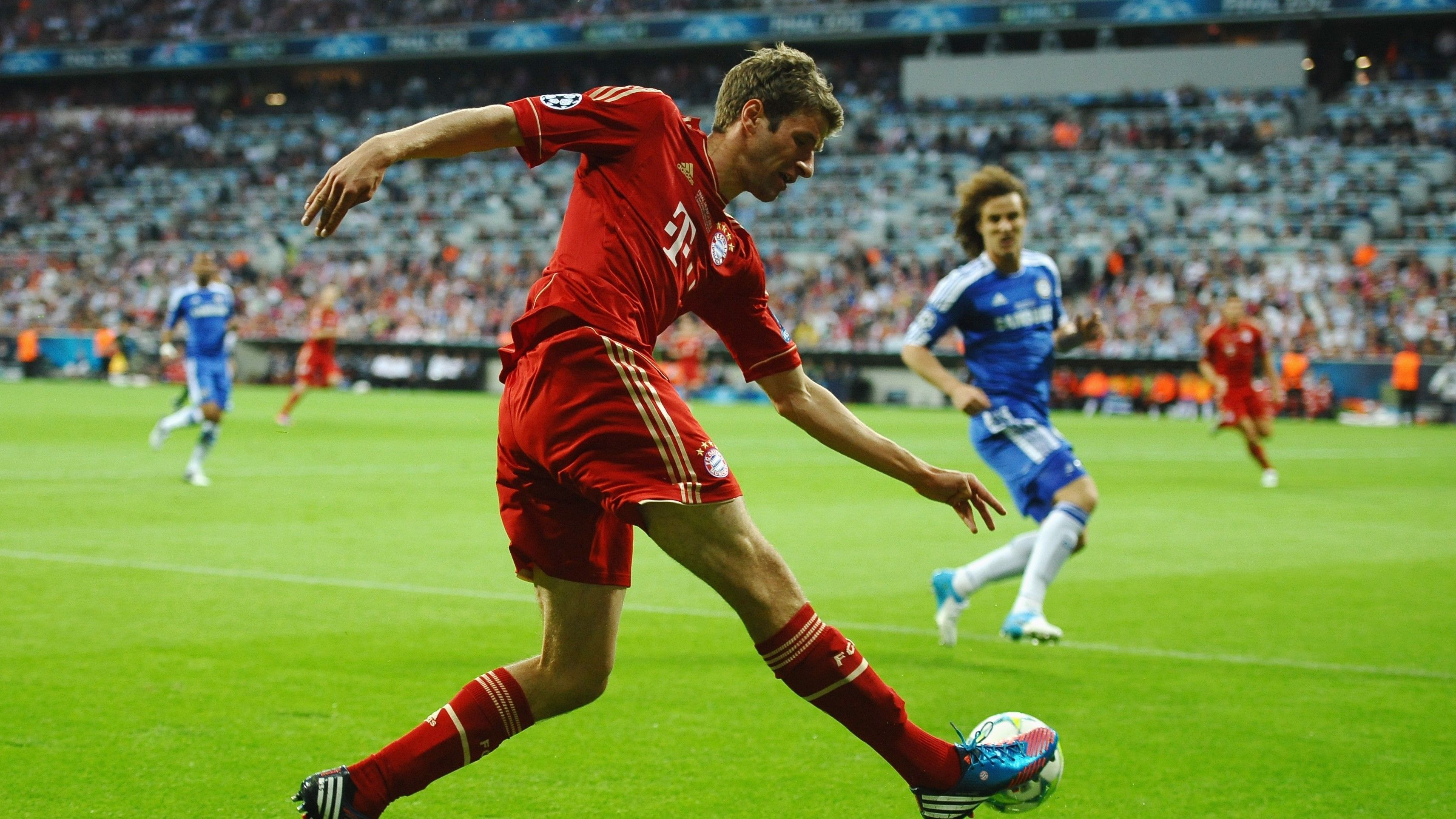 
                <strong>Thomas Müller</strong><br>
                Müller, der nach seinem Führungstreffer ausgewechselt wurde, hatte bereits vor seinem Kopfballtor in der 83. Minute zwei Chancen zum 1:0, verzog jedoch beide Male. Auch er gewann die Köngisklasse im Jahr drauf gegen Dortmund und spielt bis heute für den FC Bayern.
              