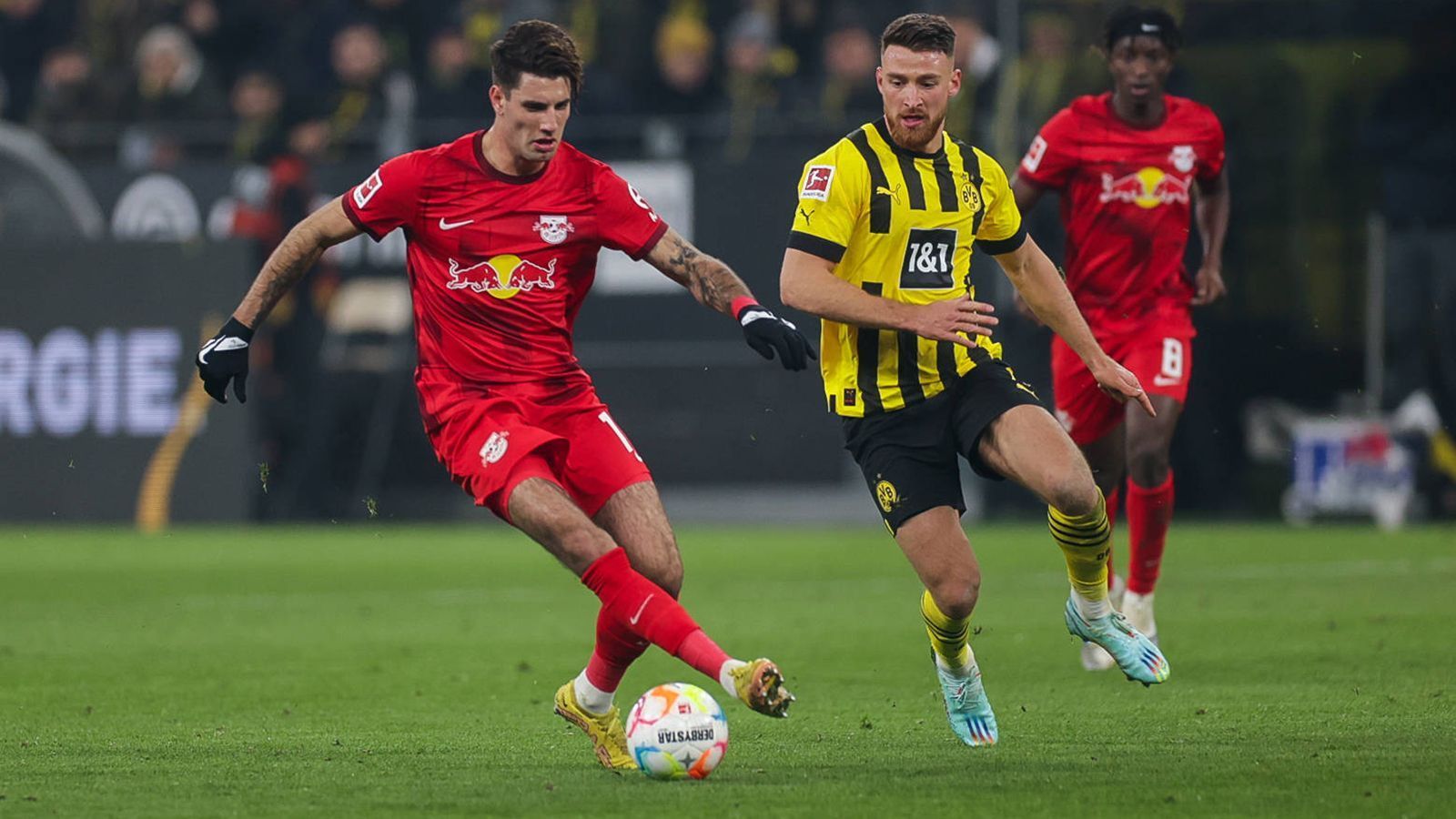 
                <strong>Dominik Szoboszlai (RB Leipzig)</strong><br>
                Vor Nkunuks erster Chance spielt er den Ball perfekt in die Gassen. Auch in den folgenden Minuten bleibt der Ungar zunächst ein Aktivposten. Kurz vor der Pause bringt er Meyer in die Bredouille, doch sein Abpraller geht daneben. Seine Kopfballabwehr vor dem 0:2 landet direkt bei Can. In der zweiten Hälfte wird Szoboszlai immer wieder zum Unruheherd rund um den BVB-Strafraum. ran-Note: 3
              