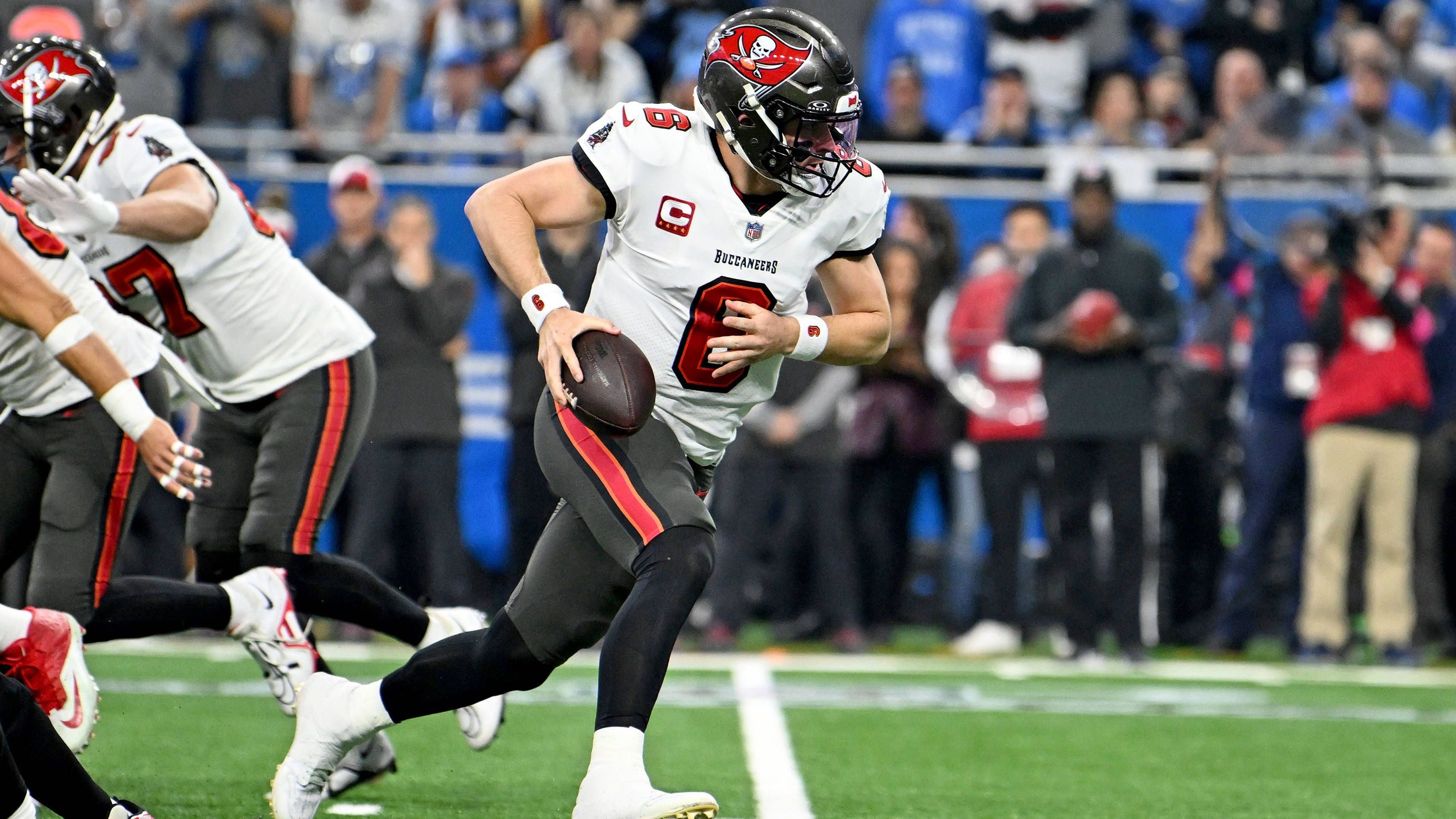 <strong>Baker Mayfield (Free Agent)</strong><br>Die Atlanta Falcons gelten als Kandidat für einen Trade für Justin Fields, laut "The Athletic" stehen aber auch zwei angehende Free Agents hoch im Kurs. Zum einen soll das Baker Mayfield sein, der eine starke Saison bei den Buccaneers hinter sich hat. Zwar deutet vieles auf einen Verbleib in Tampa hin, noch aber ist keine endgültige Entscheidung gefallen.