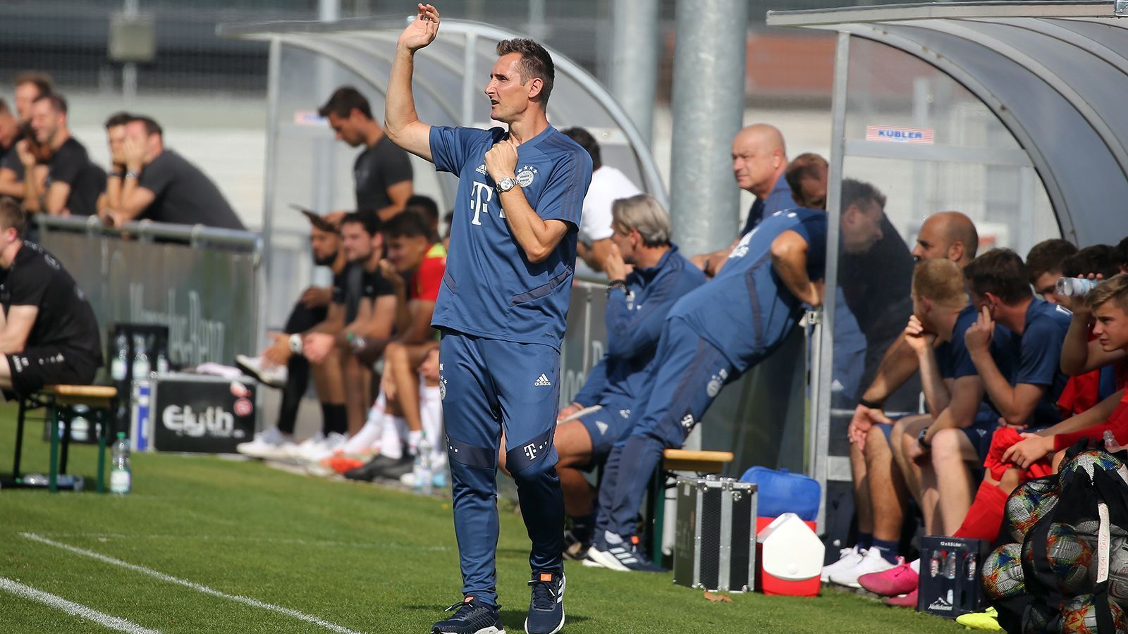 
                <strong>Miroslav Klose geht von der U17 zu den Profis</strong><br>
                Seit Sommer 2018 coachte Miroslav Klose die U17 des Rekordmeisters. Die Bilanz: 49 Spiele, davon 35 Siege. Vorher assistierte der WM-Rekordtorschütze als Assistenztrainer bei der Nationalmannschaft und auch beim FC Bayern. Jetzt holt ihn Hansi Flick zu den Profis. Dort wird Klose ab der neuen Saison Co-Trainer sein. Da kann sich wohl auch Robert Lewandowski noch etwas abschauen.
              