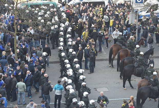 
                <strong>Polizei trennt Fanlager</strong><br>
                Vor und während des Derbys gibt es keine größeren Zwischenfälle. Laut Polizei "verläuft alles überwiegend friedlich".
              