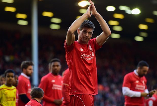 
                <strong>Steven Gerrard - Abschied vom FC Liverpool</strong><br>
                ...denn nach dem Spiel gehört die Bühne natürlich Steven Gerrard. Nach einem kurzen Rückzug in die Kabine kommt der 34-Jährige nochmal auf den Platz.
              
