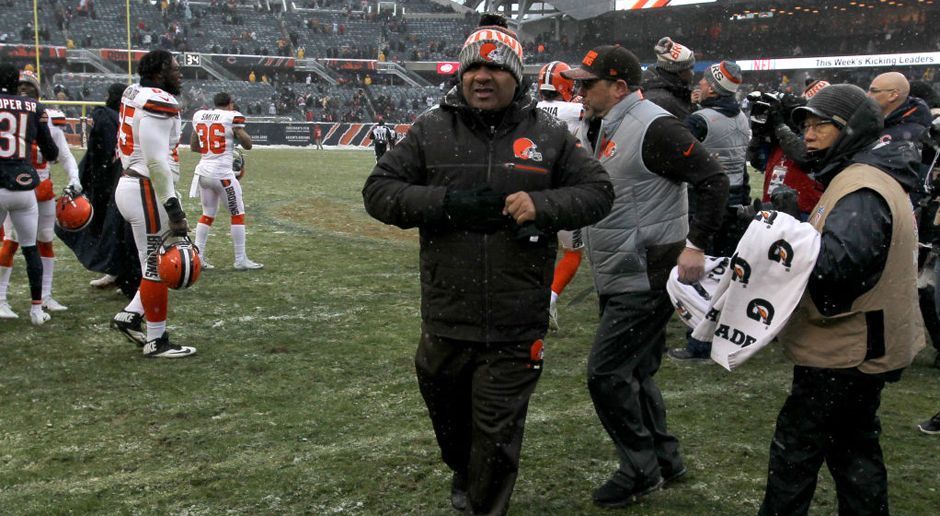 
                <strong>Verlierer: Cleveland Browns</strong><br>
                Nicht einmal gegen die ebenfalls kriselnden Chicago Bears gab es ein Erfolgserlebnis. Die Cleveland Browns sind nach 15 Saisonspielen noch immer sieglos. Da am Sonntag bei den übermächtigen Pittsburgh Steelers die nächste Niederlage praktisch garantiert ist, ist eine 0:16-Saison wohl sicher. Damit wären die Browns in der NFL-Geschichte die zweite Mannschaft nach den Detroit Lions von 2008, die eine Saison mit einer 0-16 Bilanz abschließen. Immerhin steht der Mannschaft von Trainer Hue Jackson (Foto) wieder der Nr.1-Draft-Pick zur Verfügung. Vielleicht wird dann ja kommende Saison alles besser ...
              