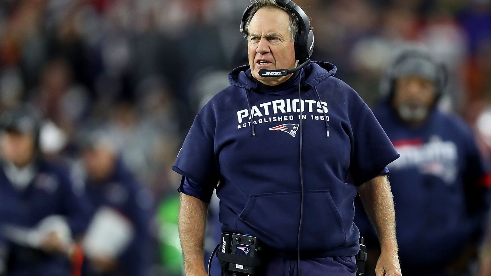 
                <strong>300. Sieg gegen das Team, bei dem alles begann</strong><br>
                Bill Belichick ist mit sechs Super-Bowl-Titeln der erfolgreichste Trainer der NFL-Geschichte. Dabei will er immer nur das nächste Spiel gewinnen. Dieser Wunsch könnte sich kommenden Sonntag zum 300. Mal erfüllen. Vor dem Duell mit den Cleveland Browns (So., ab 21:25 Uhr live auf ProSieben MAXX und ran.de) steht der Head Coach der New England Patriots bei 268 Siegen in der Regular Season und 31 Erfolgen in den Playoffs als hauptverantwortlicher Trainer.
              
