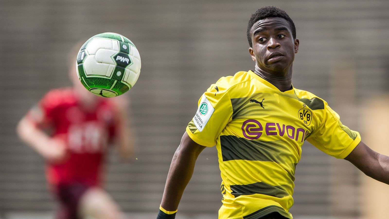 
                <strong>Youssoufa Moukoko gibt DFB-Comeback: Seine Mega-Zahlen der Saison</strong><br>
                Verdient hat er sich diese Nominierung auf alle Fälle: In der bisherigen Saison der U19-Bundesliga-West erzielte der 15-jährige Moukoko in 17 Spielen sage und schreibe 29 Tore und bereitete zudem acht weitere Treffer vor. Schon sein Debüt für die U19 war beeindruckend, denn…
              