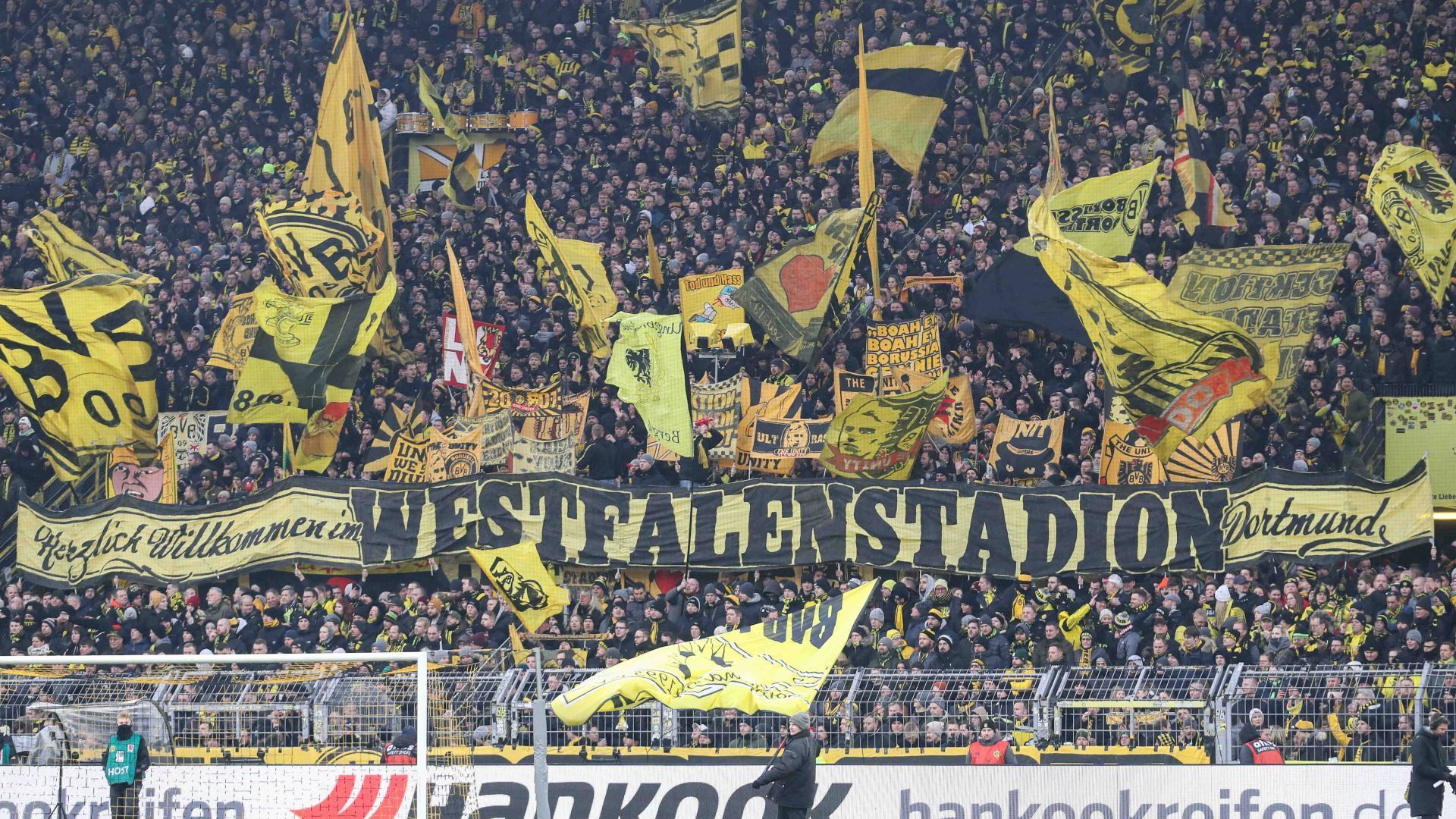 
                <strong>Platz 1 - Signal Iduna Park (Borussia Dortmund)</strong><br>
                Das beste Fan-Erlebnis aber bietet der Studie zufolge das Stadion in Dortmund. Es hat mit über 81.000 Plätzen nicht nur die größte Sitzplatz-Kapazität in Deutschland, sondern mit 81.074 (Stand: 2.2.23) auch die meisten Zuschauer pro Heimspiel. Was die Atmosphäre angeht, steht die Arena des BVB auf Platz drei. 4,70 Euro für 0,5 Liter Bier und 3,50 Euro für die Bratwurst sind dazu auch angemessene Preise für die Verpflegung.
              