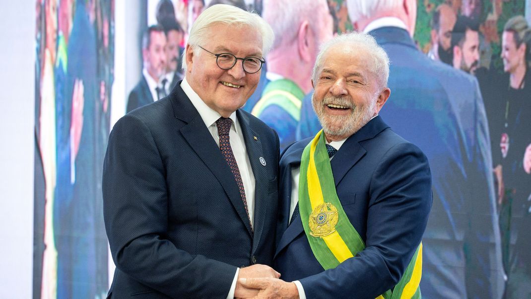 Bundespräsident Frank-Walter Steinmeier (l) mit dem brasilianischen Präsidenten Luiz Inacio Lula da Silva nach dessen Amtseinführung im Präsidentenpalast in Brasilia.
