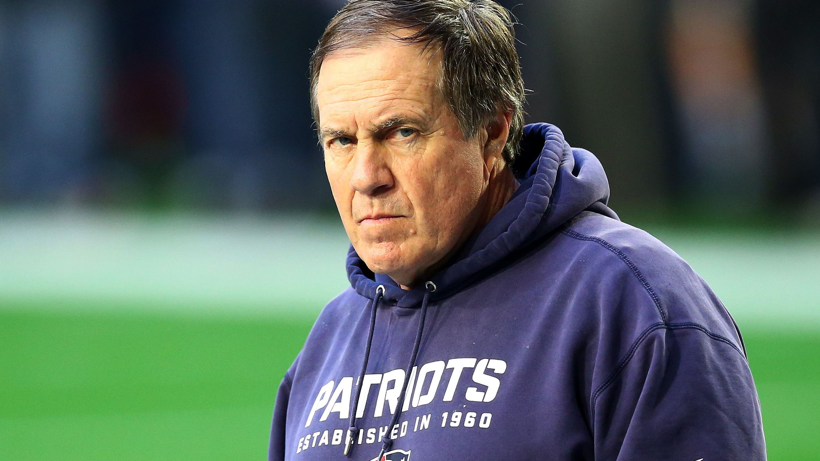 <strong>New England Patriots / Bill Belichick</strong><br>Ein teures Vergnügen für Bill Belichick und die New England Patriots. Weil die Franchise ihre Konkurrenz ausspionierte, wurde ihnen 2008 der Erstrunden-Pick im Draft gestrichen. Belichick wurde zusätzlich zu einer Geldstrafe in Höhe von 500.000 US-Dollar verurteilt. Die Patriots-Franchise musste 250.000 Dollar zahlen.