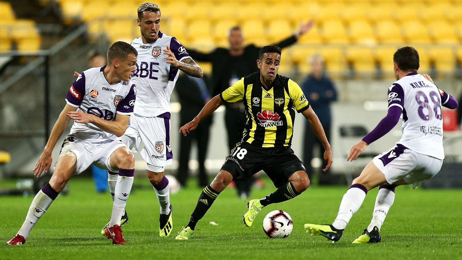 
                <strong>Sarpreet Singh: Der unerwartete Shooting-Star des FC Bayern</strong><br>
                Singh machte seine fußballerischen Anfänge in einer Schule in Auckland. Mit 15 nahm er an Spielen der U17-Nationalmannschaft teil. Wellington Phoenix, der renommierteste Fußball-Klub des Landes, wurde auf den offensiven Mittelfeldspieler aufmerksam und verpflichtete ihn. Als 17-Jähriger gab Singh sein Profi-Debüt in der A-League. In der darauffolgenden Saison kam er zwar nur in elf Ligaspielen zum Einsatz, war mit vier Treffern aber trotzdem zweitbester Torschütze seines Teams. Sein damaliger Trainer Mark Rudan lobt bei "bundesliga.com" Singhs Arbeitseinstellung: "Er versteht, dass er an jedem Tag an sich arbeiten muss, wenn er das Beste aus sich herausholen will."
              