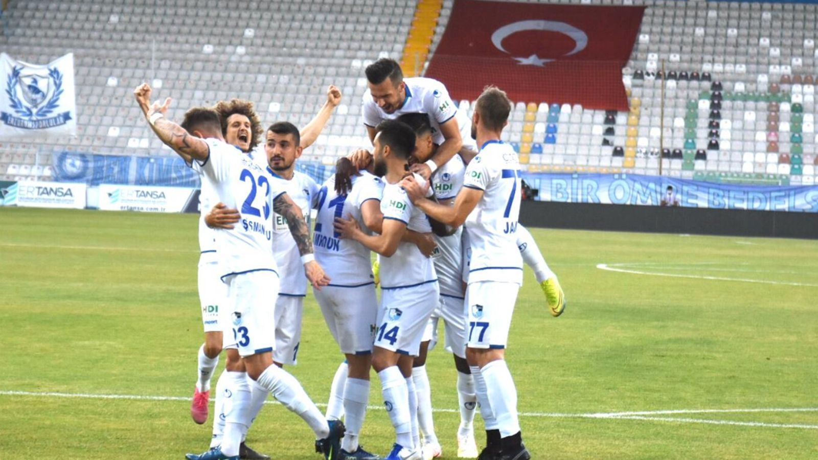 
                <strong>BB Erzurumspor (Türkei)</strong><br>
                Bis zum 34. und damit allerletzten Spieltag musste der osttürkische Klub Erzurumspor um den direkten Wiederaufstieg in die Süper Lig zittern. Durch einen 4:1-Sieg über Ümraniyespor schaffte es das Team von Coach Mehmet Özdilek letztlich mit 62 Punkten sogar aus eigener Kraft zurück in das türkische Fußball-Oberhaus. Der frühere Dresdner Mikael Pote war mit sieben Saisontoren treffsicherster Schütze von Erzurumspor in der 1. Lig und damit ein wichtiger Faktor für den zweiten Platz in der Abschlusstabelle. Der größte Name im Kader ist aber zweifelsohne jener von Gabriel Obertan, der einst in der Premier League für Manchester United und Newcastle United am Ball war. Der 31-jährige Franzose bringt die Erfahrung von 71 Premier-League-Spielen mit.
              