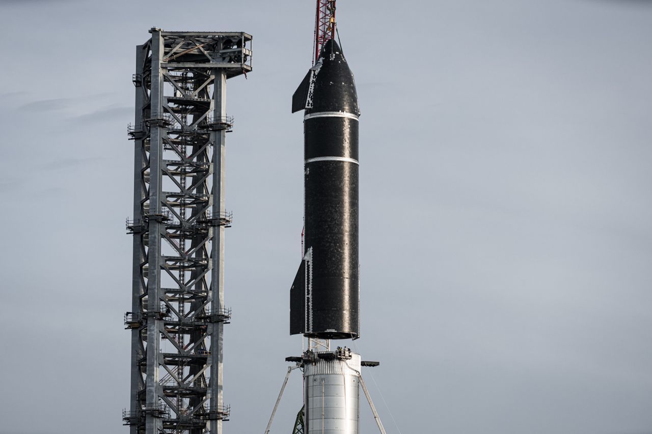 Der Prototyp steht schon: Anfang August montierten die SpaceX-Ingenieure und Ingenieurinnen die beiden Teile für eine Stunde das erste Mal zusammen.