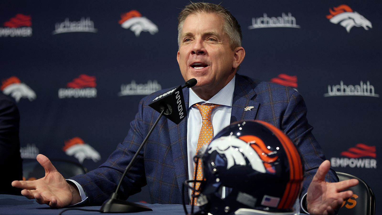 <strong>Denver Broncos: Stärken (Offensive)</strong><br>
                Ein ähnliches Bild zeichnet sich bei den Broncos ab, die zahlreiche gute Puzzlestücke in ihrer Offensive vorzuweisen haben. Besonders die Passspiel-Optionen (allen voran Courtland Sutton und Jerry Jeudy) verfügen über unterschiedliche Skill-Sets und eine Menge Qualität - auch in der zweiten Reihe.&nbsp;