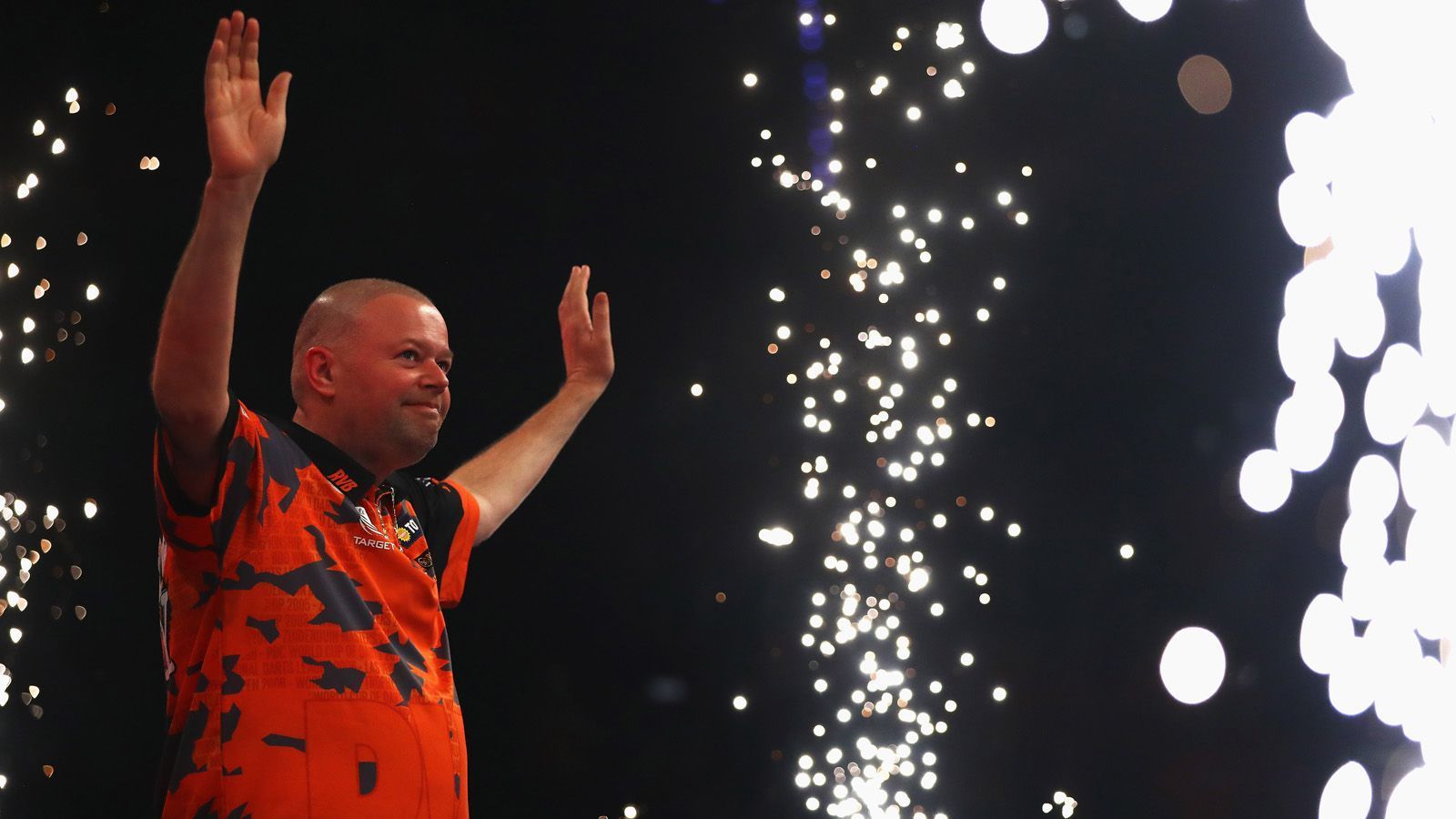 
                <strong>Die letzte Weltmeisterschaft für "Barney"</strong><br>
                Für den fünffachen Weltmeister Raymond van Barneveld ist es die letzte WM. Er hat nur Außenseiter-Chancen auf den Titel.
              