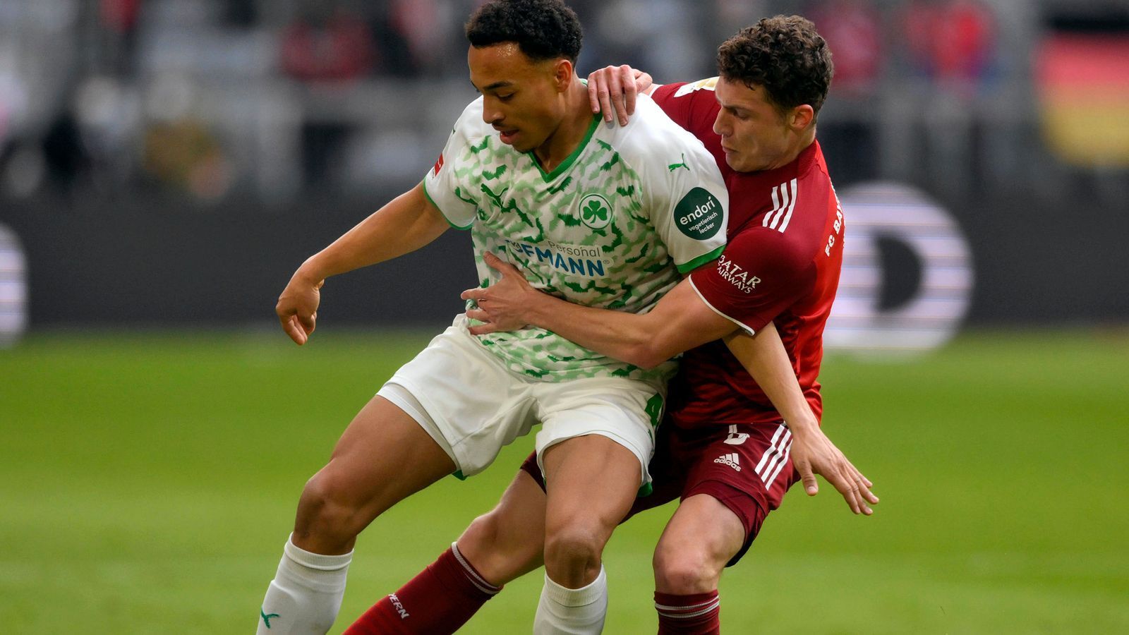 
                <strong>Benjamin Pavard</strong><br>
                Der Franzose hatte seine Abwehrseite im Griff und versuchte immer wieder, sich ins Spiel nach vorne einzuschalten. Pavard hatte viele Ballkontakte, das Aufbauspiel lief fast komplett über ihn. Leitete den vierten Treffer mit einem langen Ball ein. ran-Note: 2
              