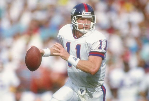 
                <strong>New York Giants: Phil Simms</strong><br>
                Phil Simms führte die New York Giants zu zwei Super-Bowl-Siegen und spielte ganze 15 Jahre für die Franchise. Seine Rückennumer wird bei den Giants nicht mehr vergeben. Simms sollte im Draft 1979 eigentlich von den 49ers verpflichtet werden, doch die Giants griffen früher zu. In San Francisco konnte man sich mit Joe Montana gut trösten.
              