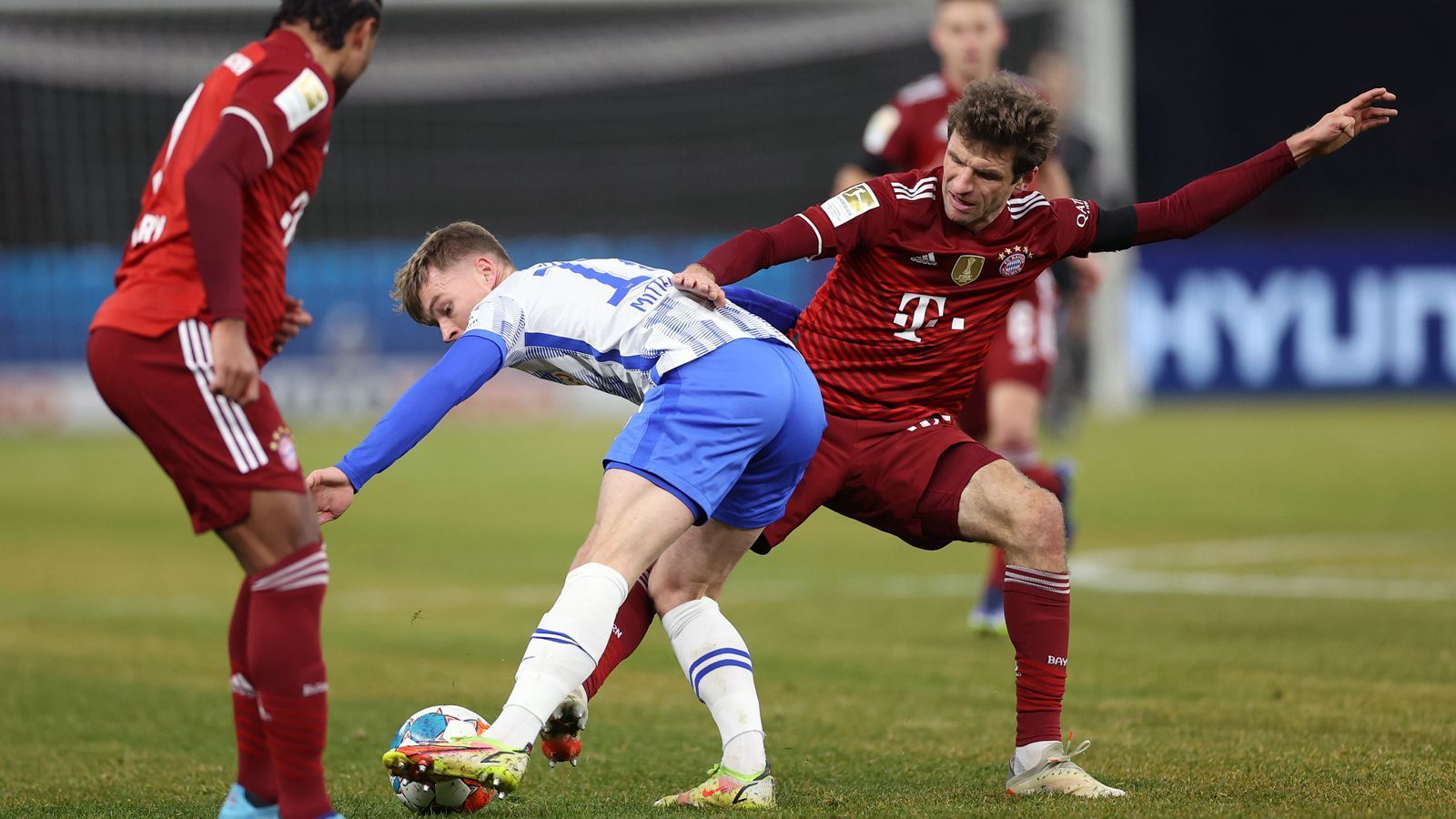 
                <strong>Thomas Müller</strong><br>
                Sehr aktiv, sehr umtriebig, an einigen Offensiv-Aktionen beteiligt, ob nun als Vorbereiter oder als Vollstrecker, dabei aber oft unglücklich. Belohnt sich dann kurz vor der Halbzeit sehenswert, als er einen Freistoß mit der Sohle ins Tor lenkt. Hat auch nach der Pause seine Möglichkeiten, legt aber nicht nach. ran-Note: 2
              