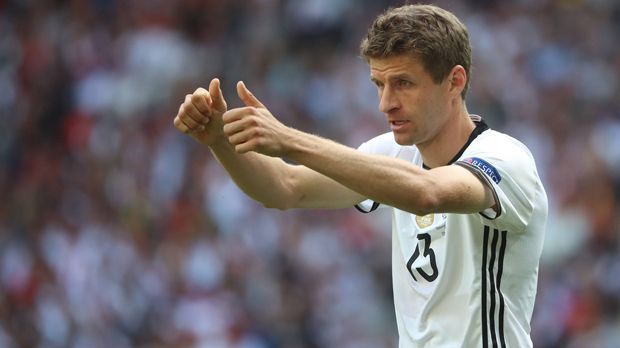 
                <strong>Thomas Müller</strong><br>
                Thomas Müller: Er wollte, er rannte, er forderte in seiner neuen Rolle im Zentrum die Bälle. Aber bislang ist es einfach noch nicht das Turnier des Thomas Müllers. Trotzdem gibt es an seinem Platz in der Offensive keine Zweifel. ran-Note: 3+
              