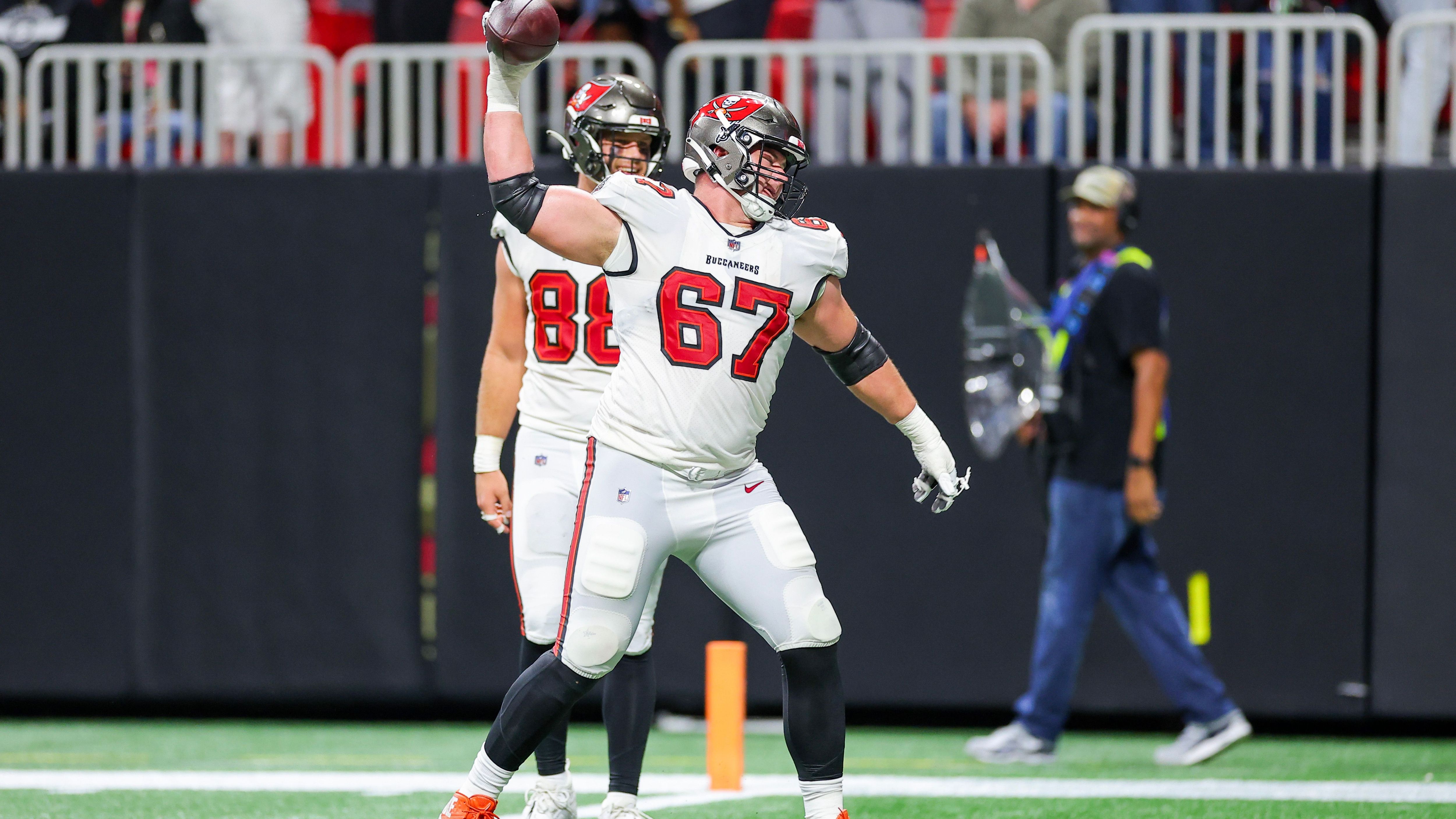 <em><strong>Luke Goedeke (Tampa Bay Buccaneers)</strong><br>Die Tampa Bay Buccaneers und Offensive Tackle Luke Goedeke haben sich auf eine Vertragsverlängerung geeinigt. Wie "ESPN" am Dienstag vermeldete, unterschrieb der 26-Jährige einen Vierjahresvertrag über insgesamt 90 Millionen Dollar, davon sind 50 Millionen garantiert. Nach der Verlängerung von Left Tackle Tristan Wirfs stehen jetzt beide Quarterback-Beschützer der Bucs langfristig unter Vertrag.</em>