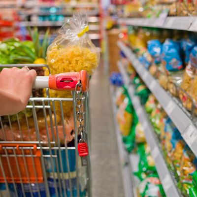 Frau mit Einkaufswagen im Supermarkt