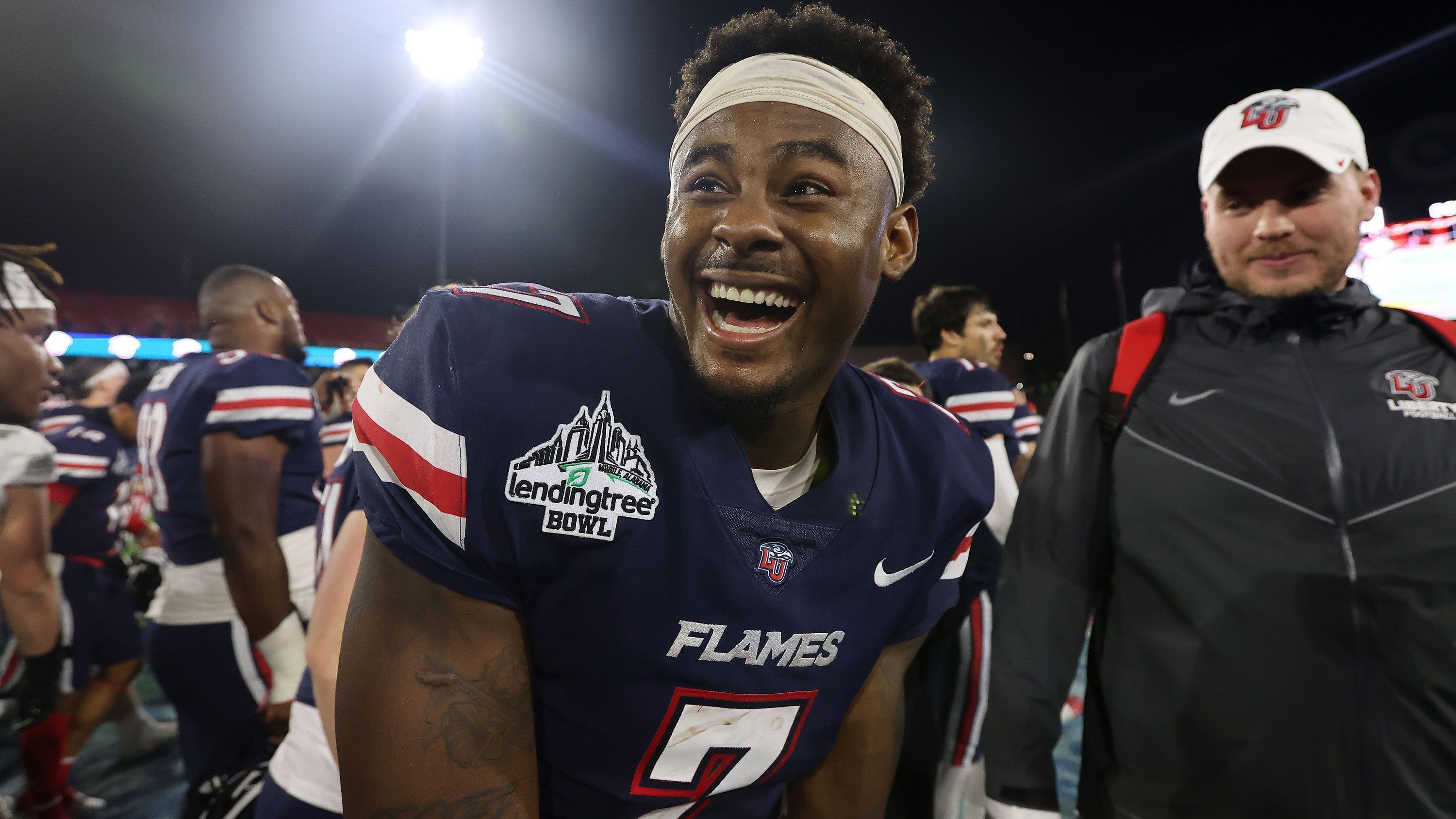 
                <strong>Malik Willis (Liberty Flames)</strong><br>
                Seine physischen Attribute machen Malik Willis zu einem interessanten Prospect, allen voran für Teams, die auf der Suche nach einem guten Läufer auf der Quarterback-Position sind. Während seine Rushing-Statistiken bockstark sind (878 Yards, 13 Touchdowns in 2021), bedarf es in puncto Passing Game noch einiger Anpassungen. Der 22-Jährige tendiert dazu, unter Druck falsche Entscheidungen zu treffen und den Ball in zu enge Coverages zu werfen - Letzteres führte zu zwölf Interceptions in nur 13 Spielen. Arbeitet er an diesen Schwächen und verbessert zudem seine Fußarbeit, wird er sich voraussichtlich mit der Zeit zu einem guten NFL-Spielmacher entwickeln. Spätestens am Beginn des zweiten Tages dürfte Willis gepickt werden, möglicherweise schon früher.
              