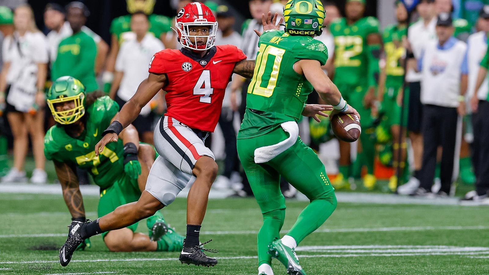 
                <strong>20. Pick: Seattle Seahawks – Nolan Smith, DE</strong><br>
                Am ersten Tag des Scouting Combine war an Nolan Smith kein Vorbeikommen. Der Edge Rusher dominierte in fast allen Kategorien. Böse Zungen behaupten, dass er seine athletischen Fähigkeiten nicht in Leistung auf dem Feld umgesetzt bekommt. Doch solche Argumente hielten die Seattle Seahawks auch bei Wide Receiver D.K. Metcalf nicht ab – zum Glück, wie die Fans des Teams heute sagen.
              