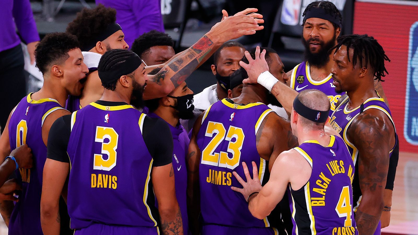 
                <strong>Lakers werden Favoritenrolle gerecht</strong><br>
                Die Los Angeles Lakers sind der verdiente Champion in der Western Conference. Während die Mitfavoriten und Stadtkontrahenten von den Clippers enttäuschten, nahmen die Lakers die ungewohnten Umstände in der Bubble bestens an und fighteten sich konzentriert durch die Playoffs. Nur drei Niederlagen in drei Serien gegen Portland, Houston und Denver sind ein eindeutiger Beweis, dass L.A. zurecht in den Finals steht und dort auch der leichte Favorit ist.
              