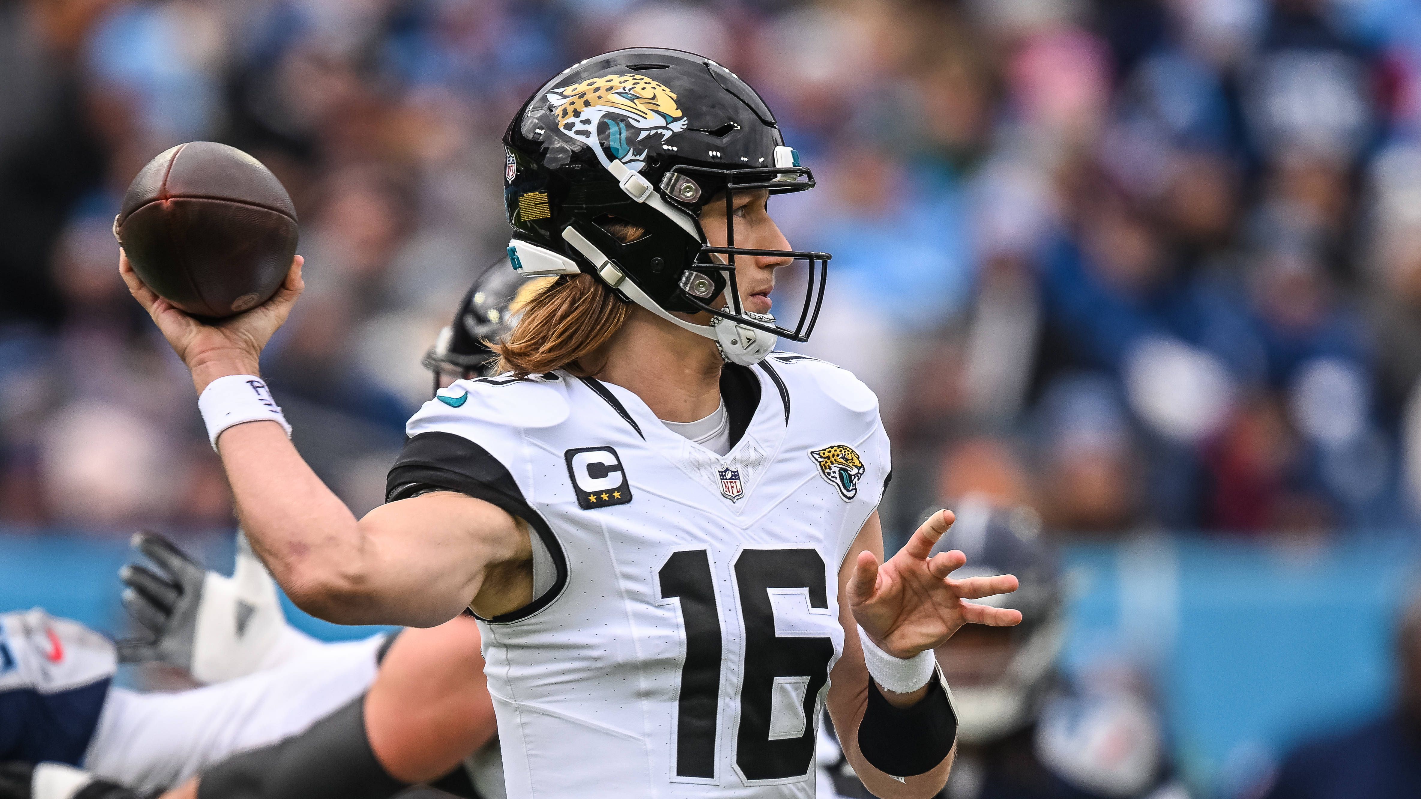 <strong>Platz 17: Trevor Lawrence (Jacksonville Jaguars)</strong><br>Auch bei Trevor Lawrence zeigt die Formkurve nach einem Stotter-Start wieder nach oben. Der Signal Caller tankte besonders im letzten Spiel gegen die Colts Selbstvertrauen. Im Division-Duell zeigte er die Genauigkeit, das Wurf-Talent und die Abgezocktheit, die ihn in der Vergangenheit so stark machte. Gerne mehr davon!