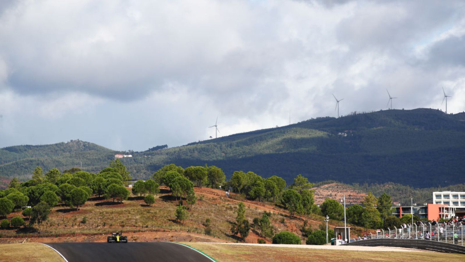 
                <strong>Autodromo Internacional do Algarve (Portugal)</strong><br>
                30. April bis 2. Mai: 3. Grand-Prix-Wochenende in Portimao (Portugal)
              