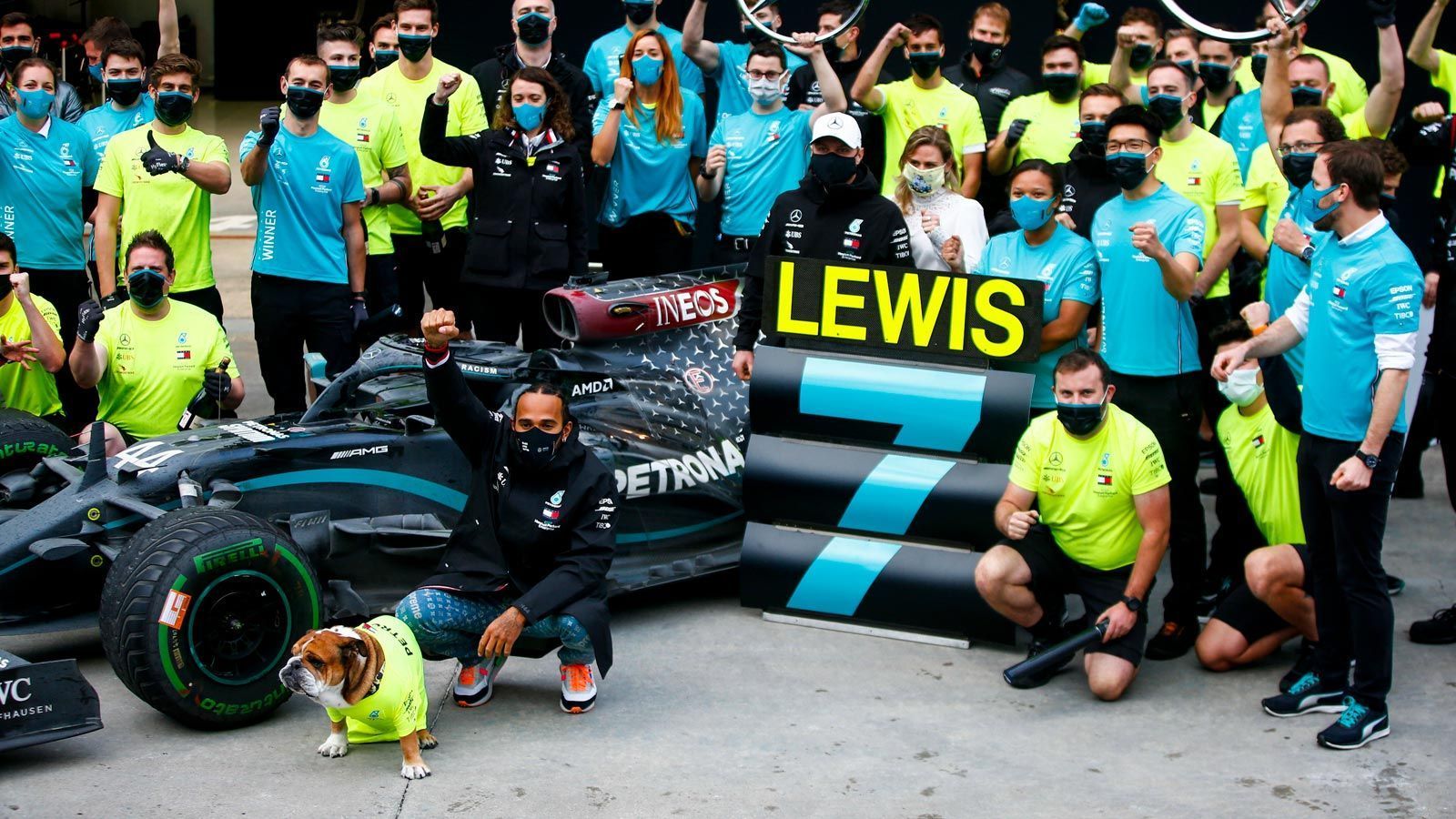 
                <strong>Die Erfahrung</strong><br>
                Sieben WM-Titel, 102 Rennsiege, 102 Pole Positions: In puncto Erfahrung reicht eigentlich kein Fahrer Lewis Hamilton das Wasser. Auch wenn Verstappen gefühlt schon eine Ewigkeit in der Formel 1 fährt, geht diese Entscheidung ganz klar an den Briten. Seine Erfahrung kann ihm in jeder Situation einen Vorteil verschaffen und könnte - auch mental betrachtet - im WM-Kampf entscheidend sein. Vorteil für Hamilton, der seine Führung auf 2:1 ausbaut.
              