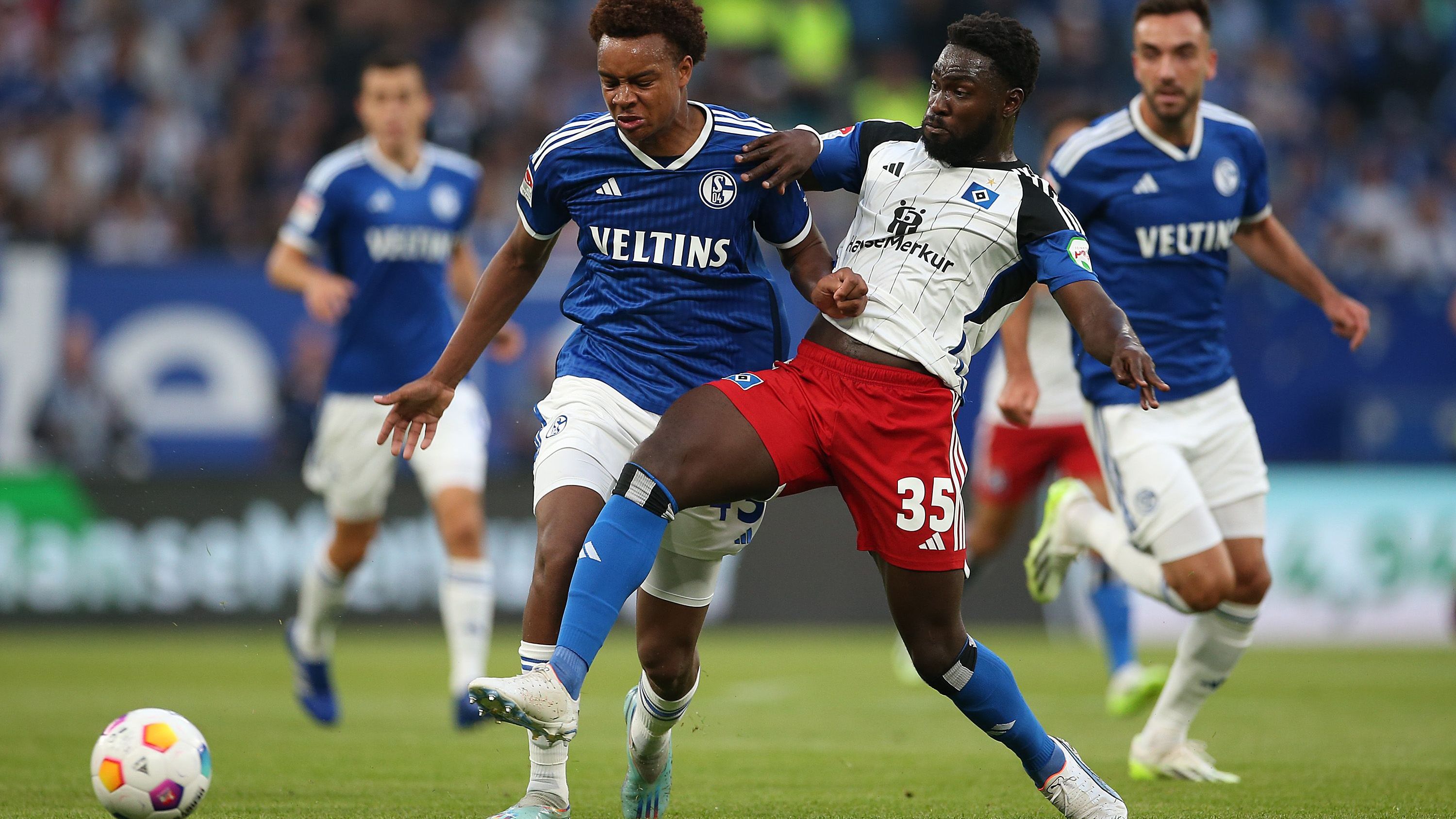 <strong>Stephan Ambrosius (Hamburger SV)</strong><br>Beim 1:1 zu weit weg von seinem Gegenspieler. In einer derart offensiven Ausrichtung häufig überfordert – auch mit dem Ball mit wenigen Ideen. <strong><em>ran</em>-Note: 4</strong>