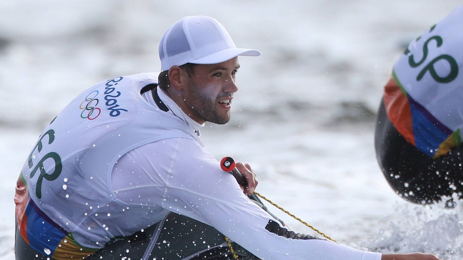 
                <strong>Philipp Buhl</strong><br>
                Segel-Weltmeister Philipp Buhl (31) hat sich etwas Neues ausgedacht, um sich gegen die enormen Strapazen zu wappnen: Er hat zum ersten Mal ein Elektrolyte-Gel mit an Bord. "In der letzten Viertelstunde im Rennen wird der Mund komplett trocken, man glüht, kann nicht mehr klar denken", sagte er der "Bild".
              