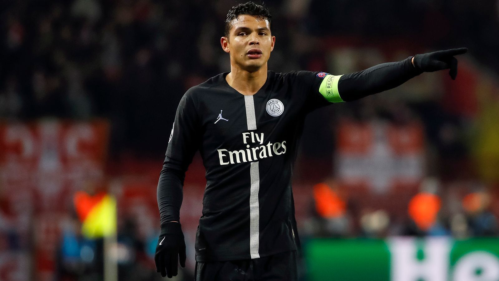 
                <strong>Thiago Silva</strong><br>
                Für den Auftakt des Transfer-"Kriegs" zwischen Paris St. Germain und dem FC Barcelona sorgte im Sommer 2013 das Werben der Katalanen um PSG-Innenverteidiger Thiago Silva. Der Brasilianer war erst ein Jahr zuvor für kolportierte 42 Millionen Euro vom AC Milan in die französische Hauptstadt gewechselt - und spielt heute immer noch dort. "Wenn Barca die Ausstiegsklausel für Thiago Silva bezahlt, dann zahle ich Messis Ausstiegsklausel", soll PSG-Boss Nasser Al-Khelaifi damals gedroht haben. Aus einem Thiago-Transfer nach Spanien wurde also nichts, stattdessen verlängerte der Abwehrchef seinen Vertrag damals vorzeitig.
              