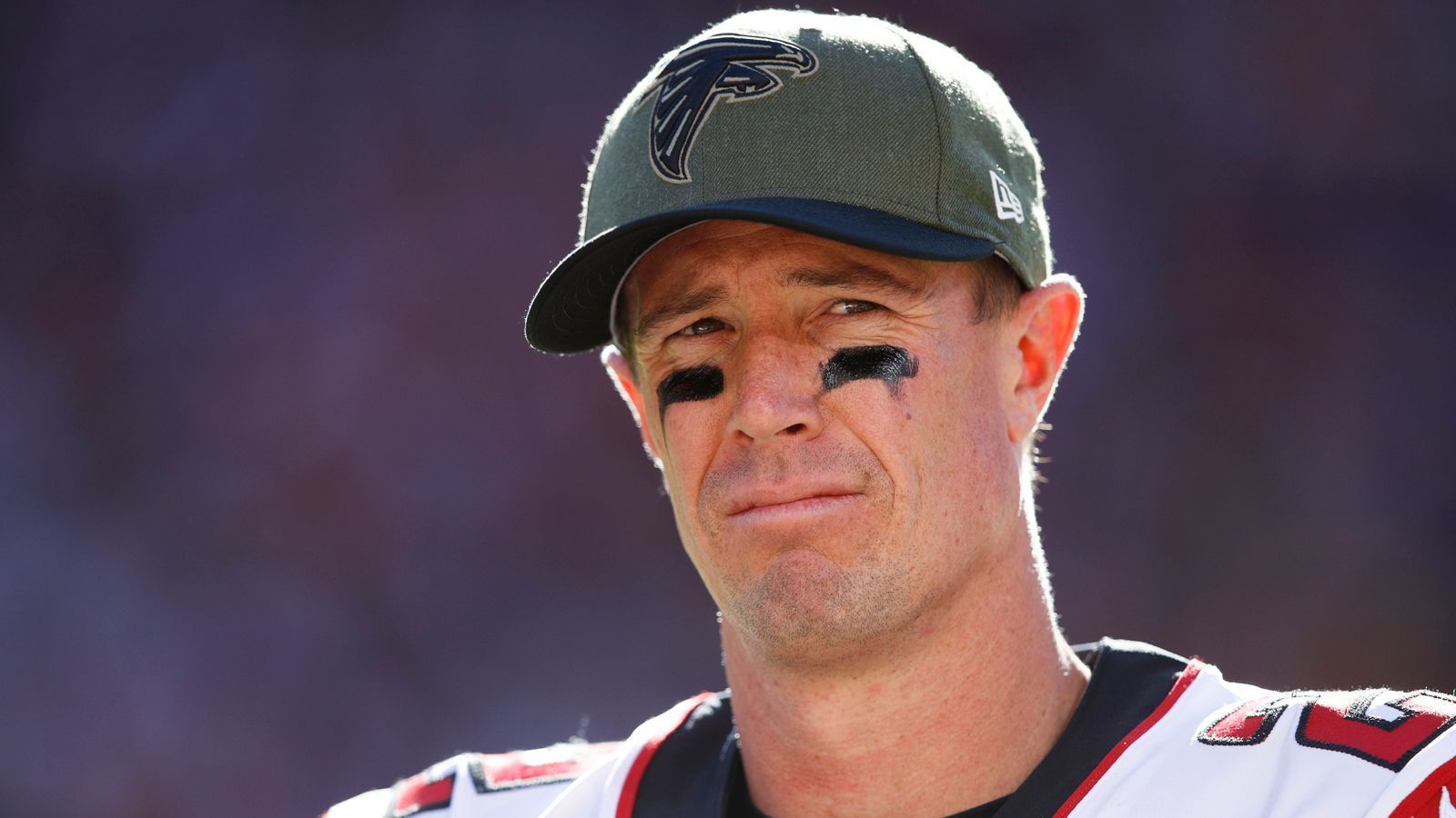 
                <strong>Mysteriöser Sinkflug von Matt Ryan</strong><br>
                Der nächste Quarterback, der einen unverdienten Schubser in die unteren Plätze abbekommen hat. Falcons-Quarterback Matt Ryan konnte sein Team zwar nicht in die Playoffs führen, aber muss das gleich mit einem Sinkflug um 40 Plätze abgestraft werden? Schließlich soll lediglich die individuelle Performance eines Spielers und nicht die Team-Leistung bewertet werden. Ryan ist von Platz 29 auf Platz 69 gefallen und liegt damit hinter Ben Roethlisberger und Baker Mayfield. Ryan warf über 900 Yards mehr als im Vorjahr, steigerte sich von 20 auf 35 Touchdowns und schraubte seine Interceptions von zwölf auf sieben runter. Das alles bei einer Pass-Genauigkeit von 69,2 Prozent. Matt Ryan ist also, anders als die Falcons, wirklich nicht schlechter geworden.
              