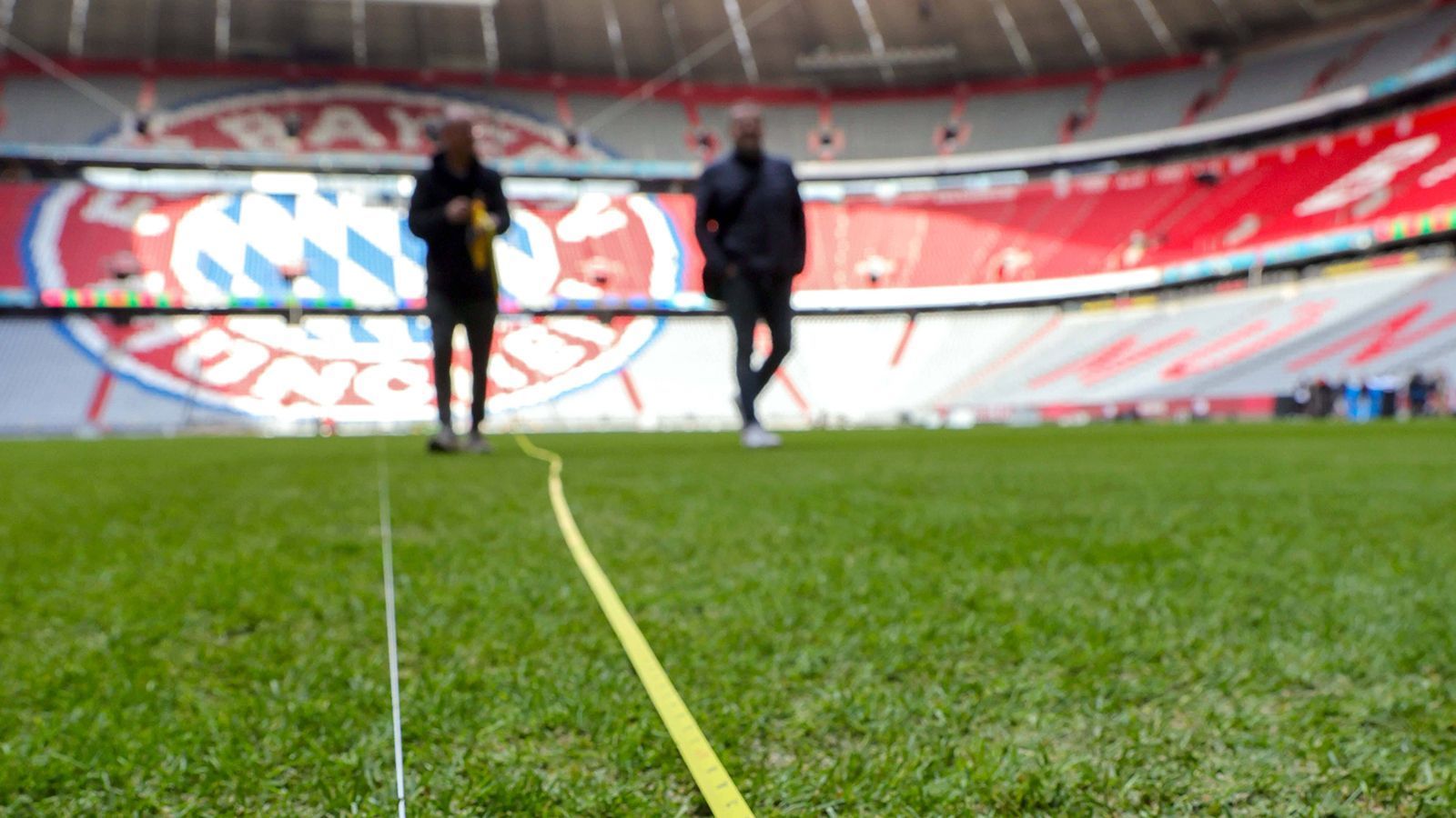
                <strong>Maßnahmen auf dem Rasen</strong><br>
                ... und die Länge angepasst. Das Spielfeld der Münchner ist 105 Meter lang, die NFL benötigt allerdings knapp 110 Meter. In der Breite muss gekürzt werden: Von 68 Meter runter auf knapp 50 Meter. Da die Auslaufzonen relativ kurz sind, sollen Prallwände vor den Zäunen die Spieler schützen.
              