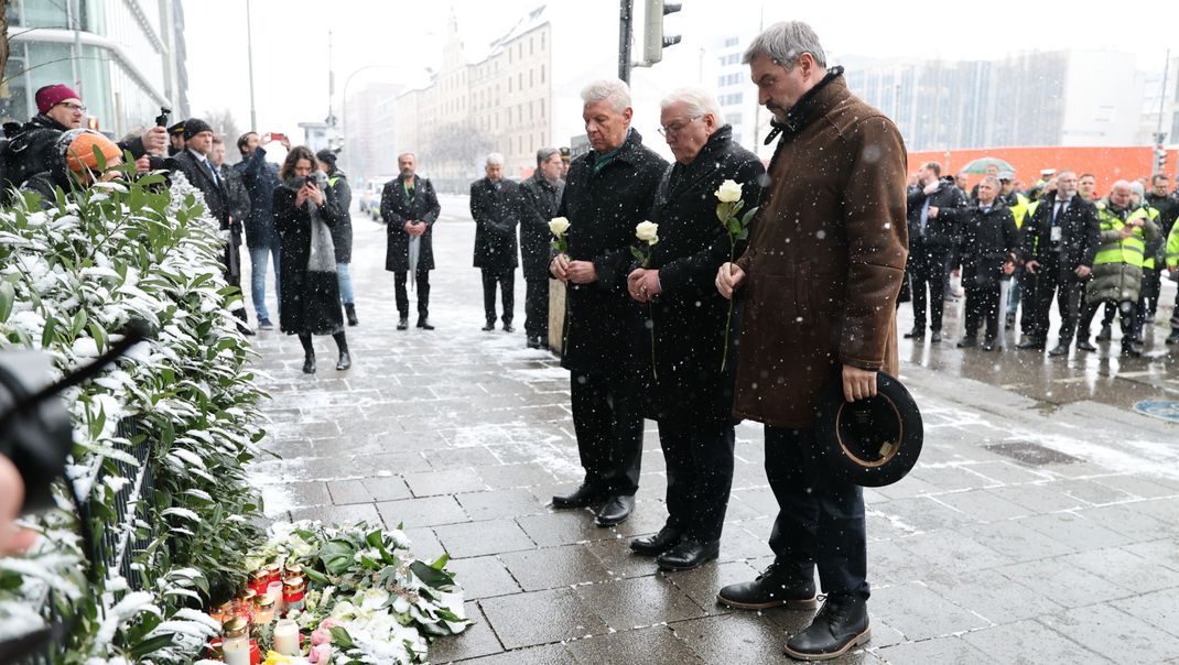 Oberbürgermeister Reiter, Bundespräsident Steinmeier und Bayerns Ministerpräsident Söder halten am Stiglmaierplatz inne.